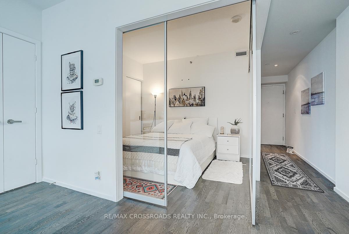 2 Bedrooms Condo at 5 St Joseph, Toronto For sale