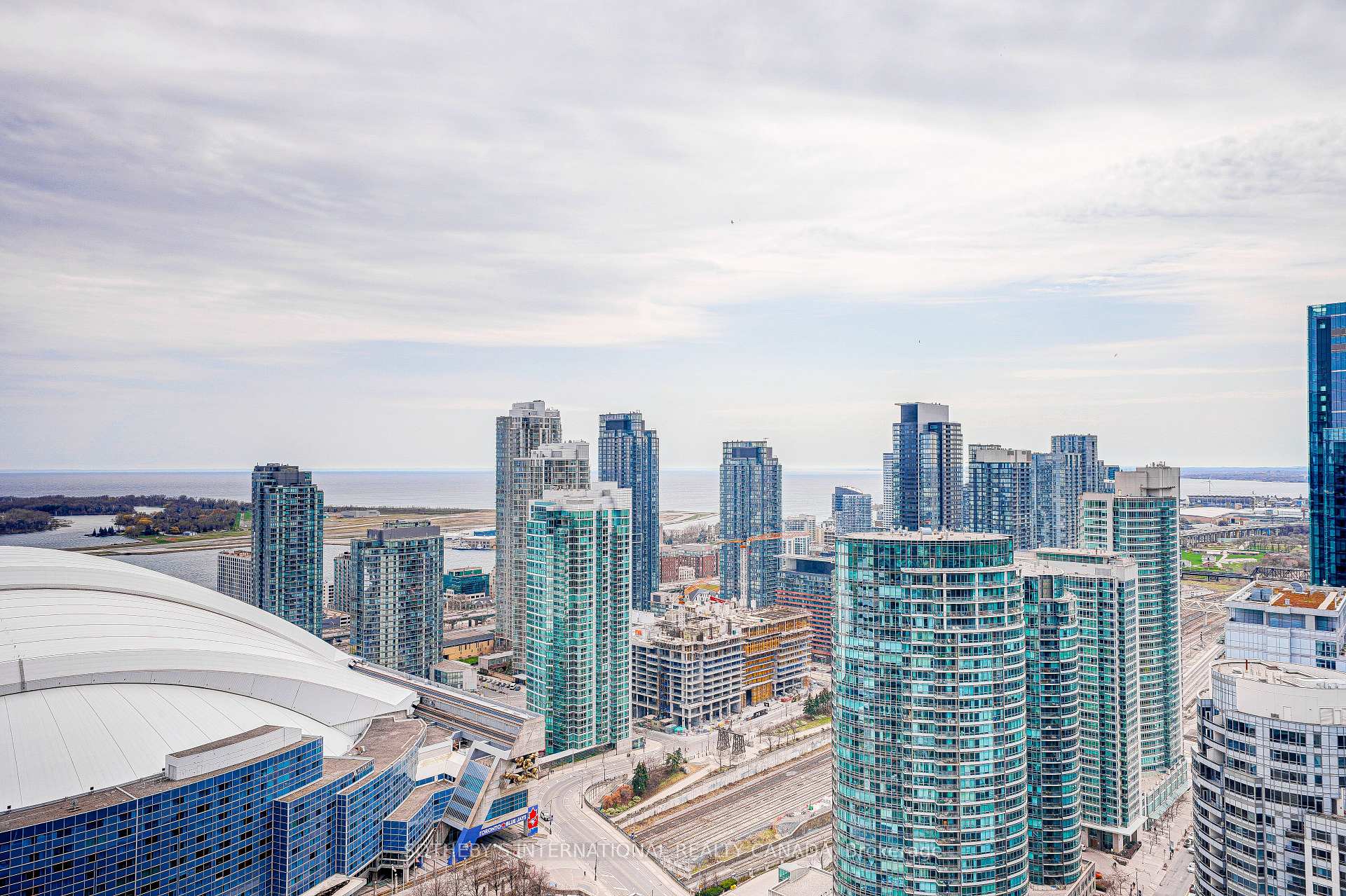 2 Bedrooms Condo at 300 Front, Toronto For sale