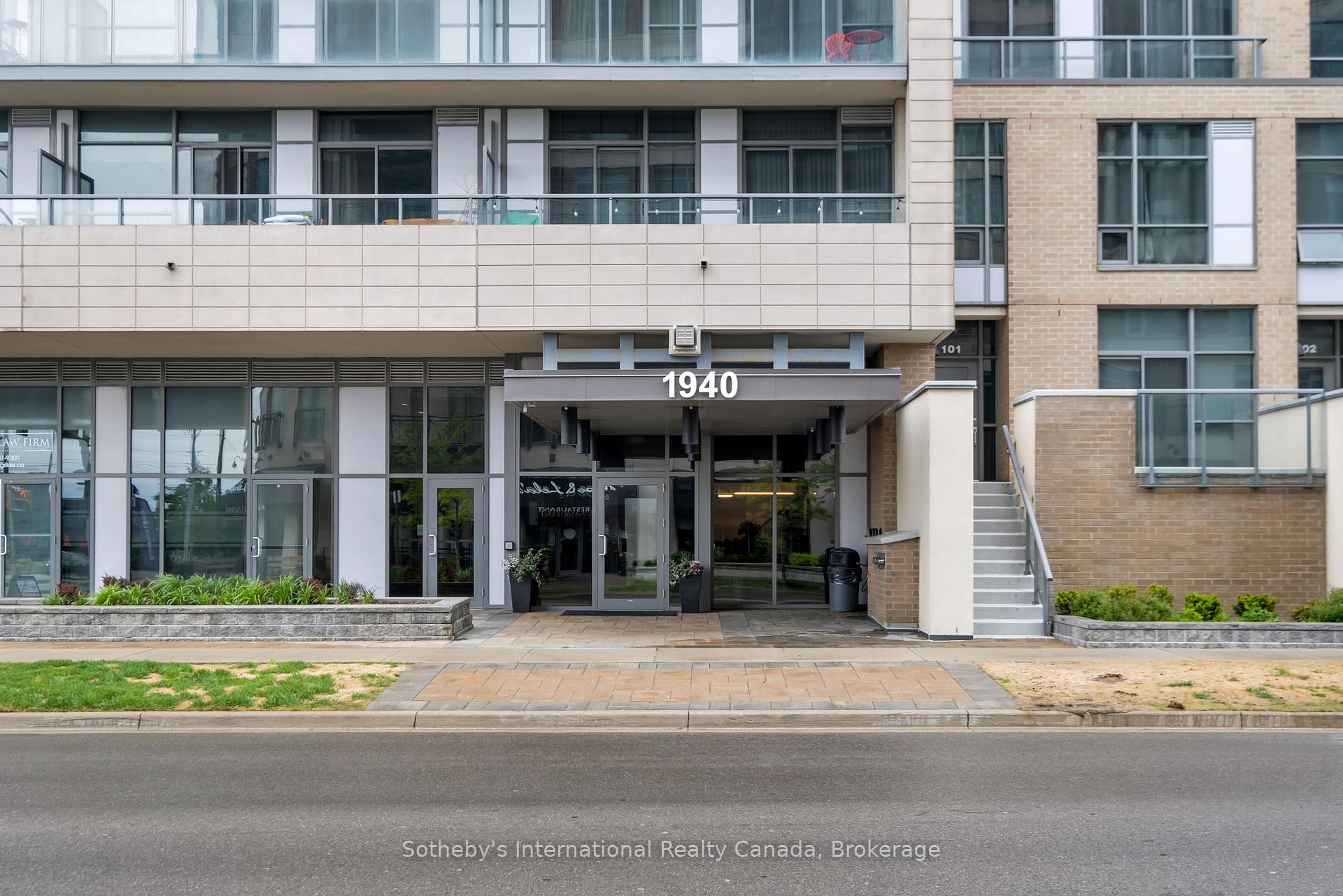 2 Bedrooms Condo at 1940 Ironstone, Burlington For sale