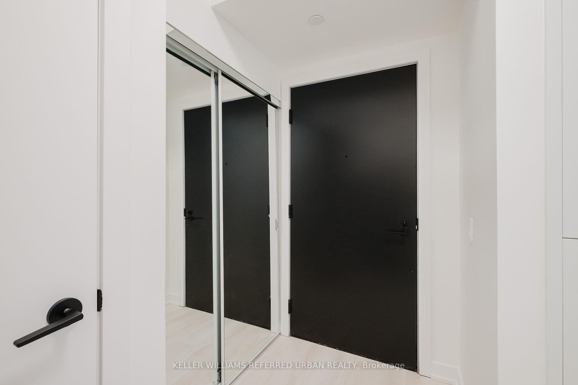3 Bedrooms Condo at 127 Broadway, Toronto For sale
