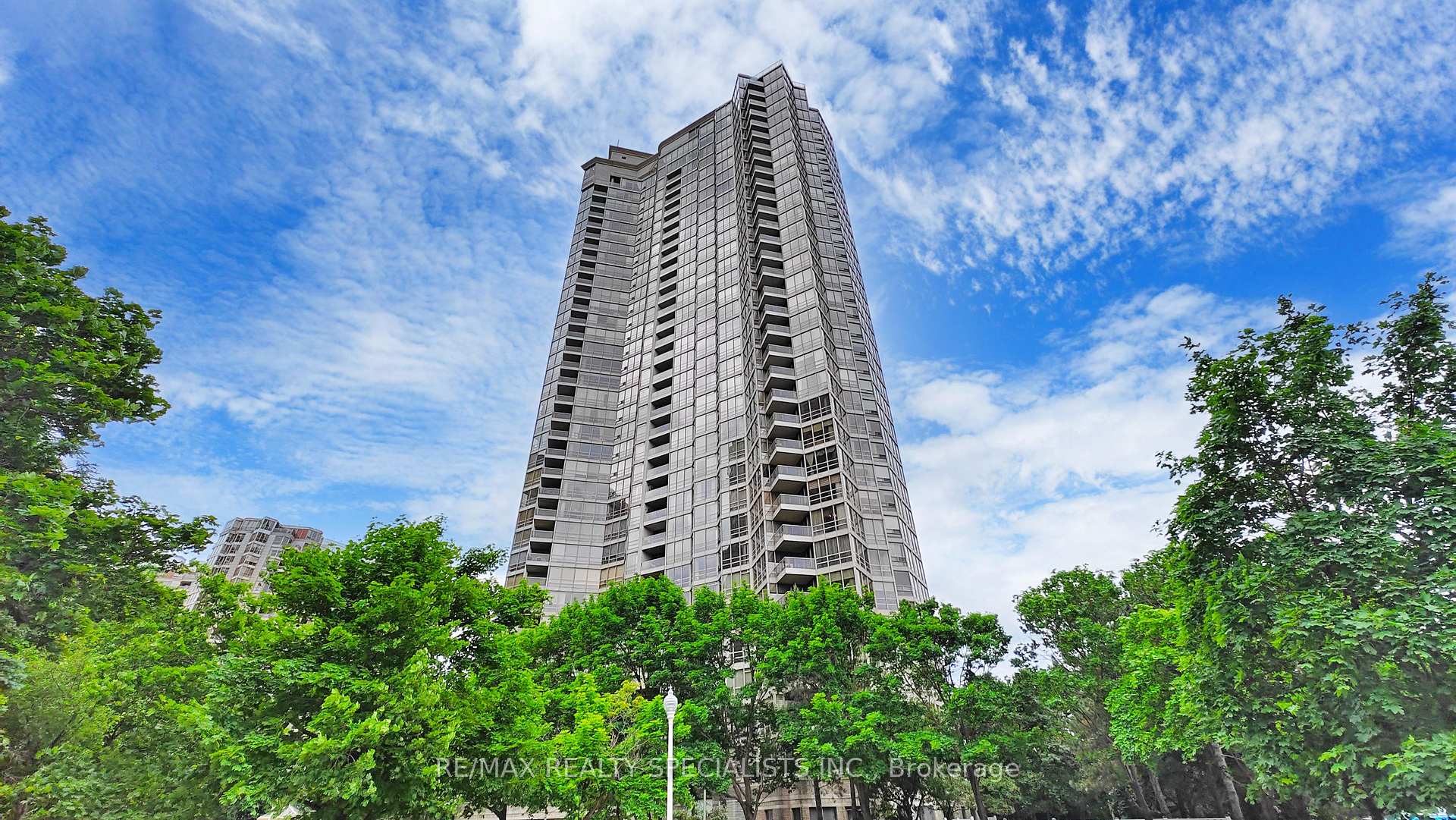 2 Bedrooms Condo at 45 Kingsbridge Garden, Mississauga For sale