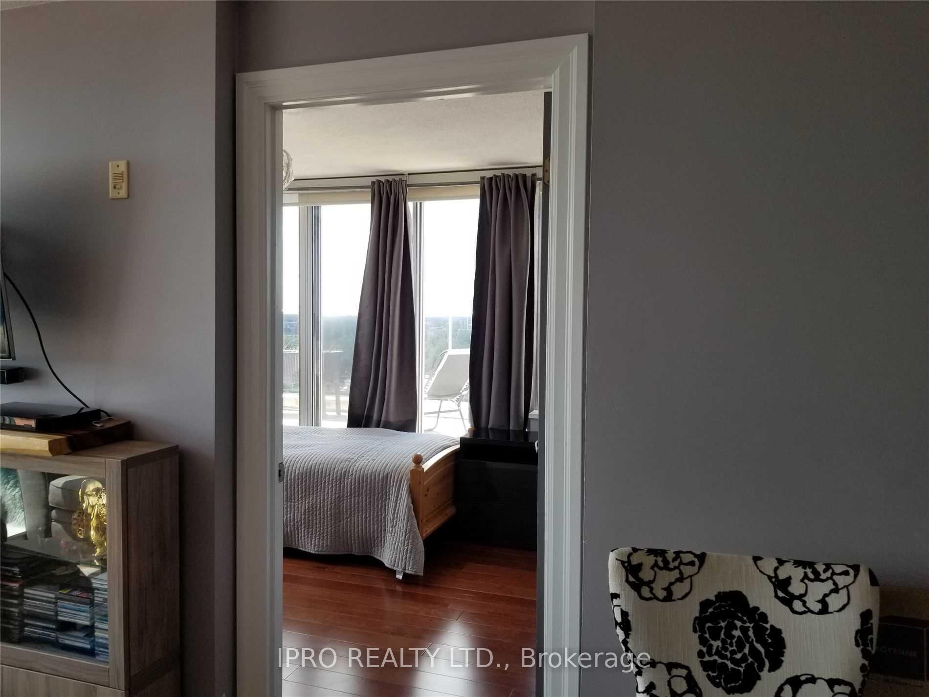 3 Bedrooms Condo at 1040 The Queensway,  Toronto For sale