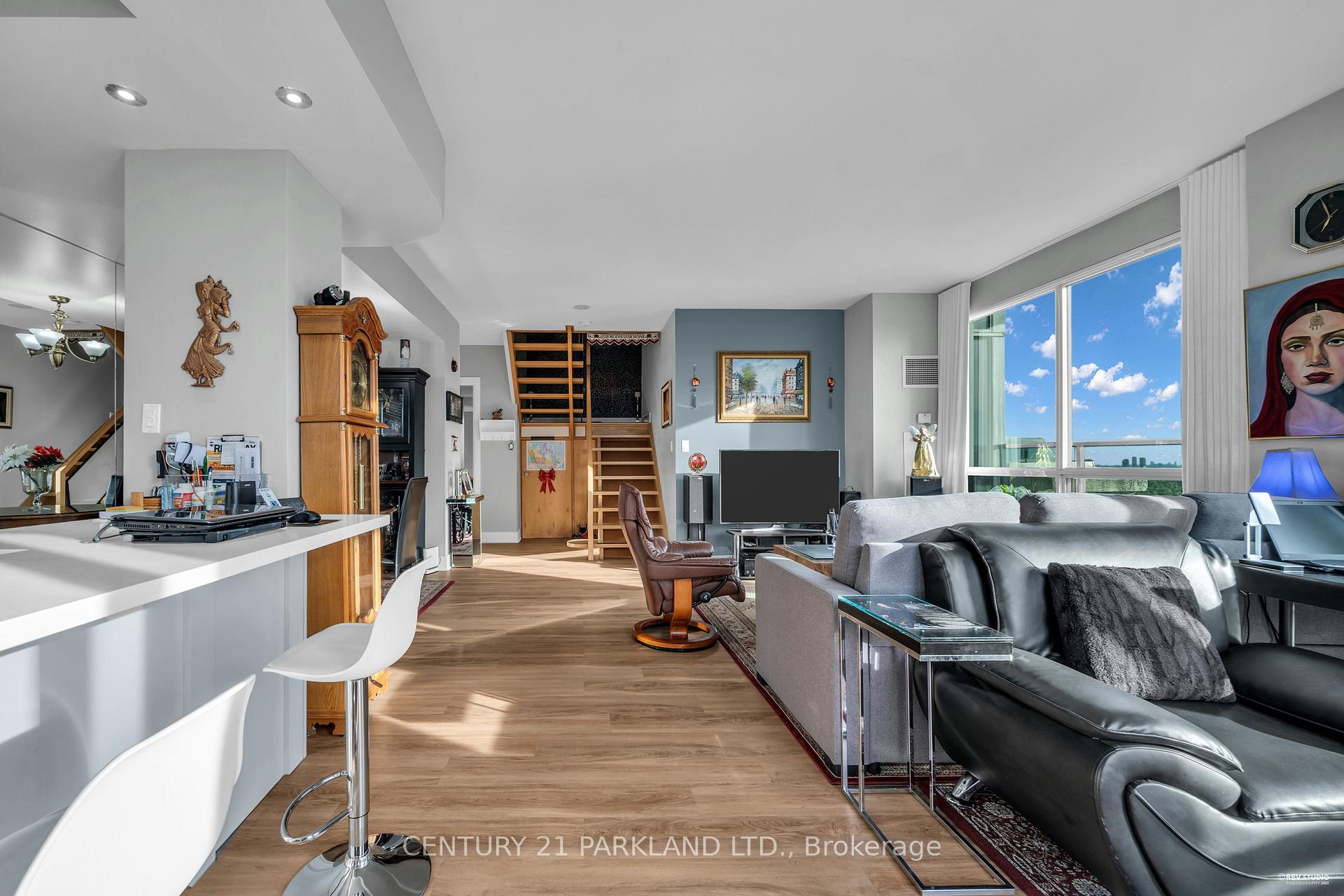 3 Bedrooms Condo at 7 Lorraine, Toronto For sale