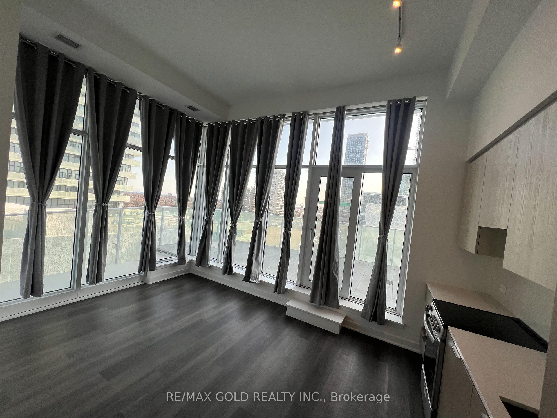 3 Bedrooms Condo at 3900 Confederation,  Mississauga For sale