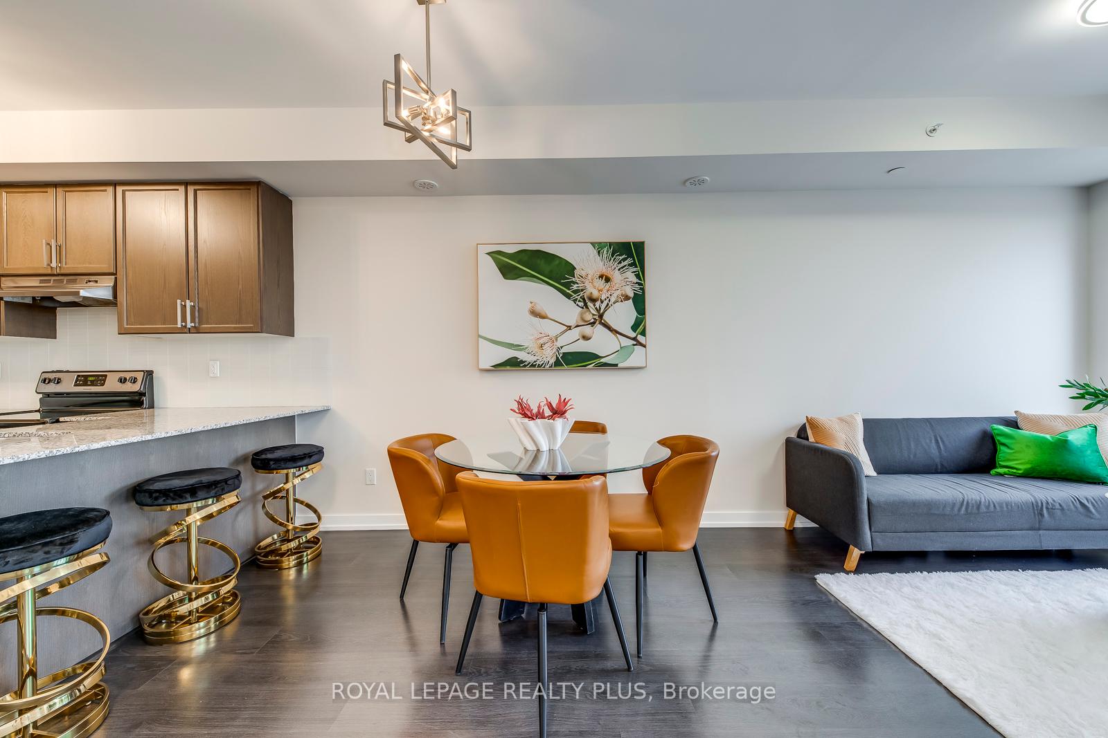 2 Bedrooms Condo at 10 Drummond, Toronto For sale