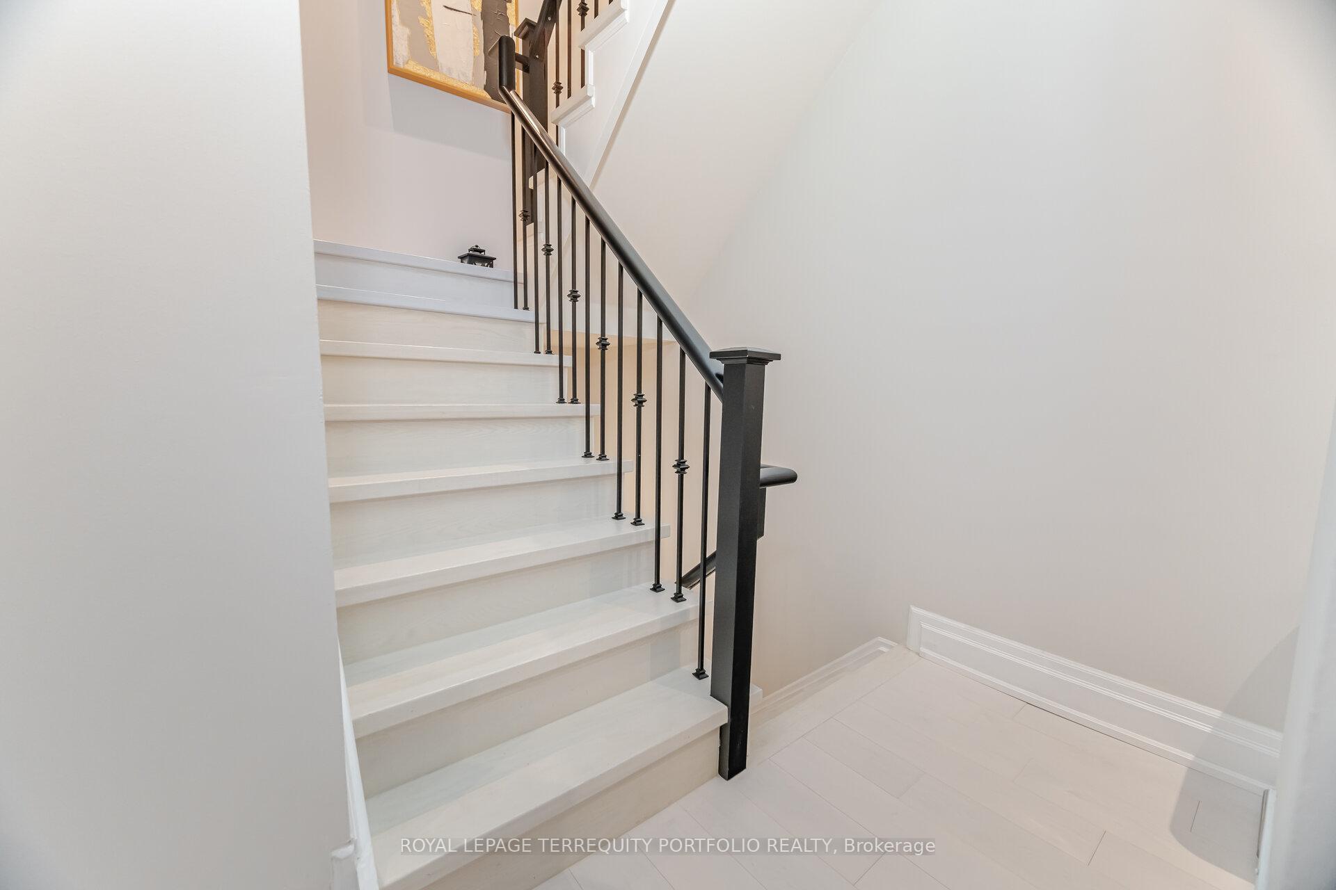 4 Bedrooms Condo at 51 York Mills,  Toronto For sale