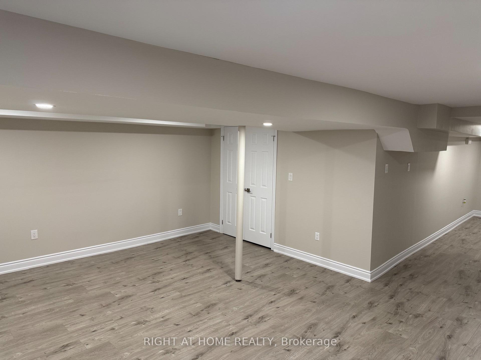 3 Bedrooms Condo at 3025 Cedarglen,  Mississauga For sale