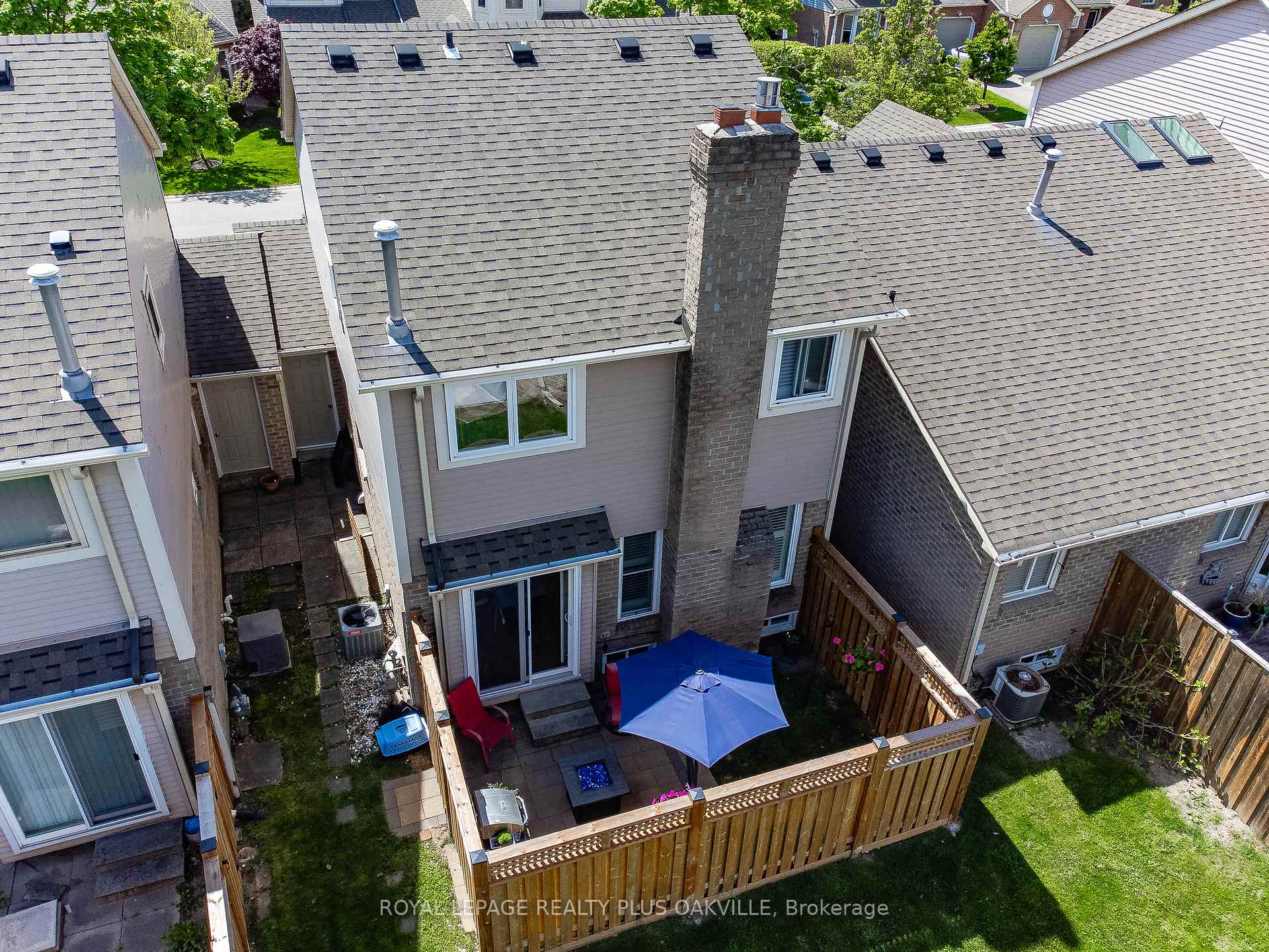 2 Bedrooms Condo at 5255 Lakeshore, Burlington For sale