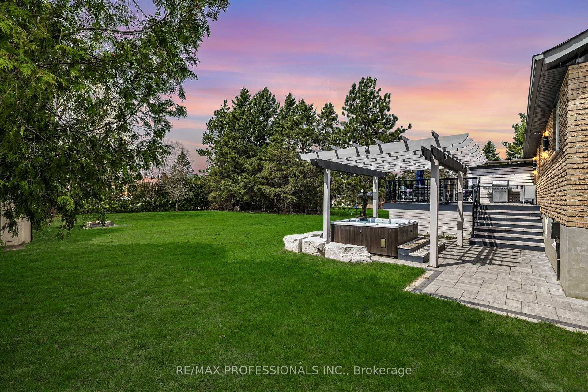 16 Wales Avenue, Adjala-Tosorontio, ON L0M 1J0