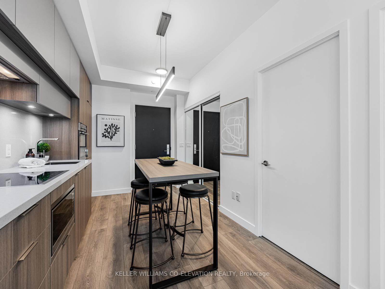 1 Bedroom Condo at 8 Eglinton,  Toronto For sale