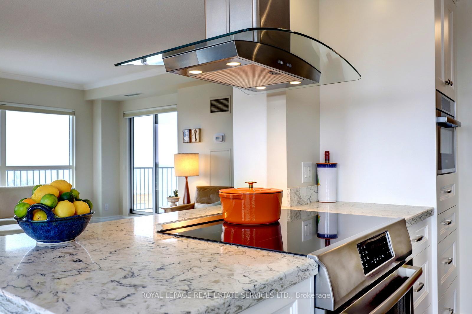 2 Bedrooms Condo at 2190 Lakeshore, Burlington For sale