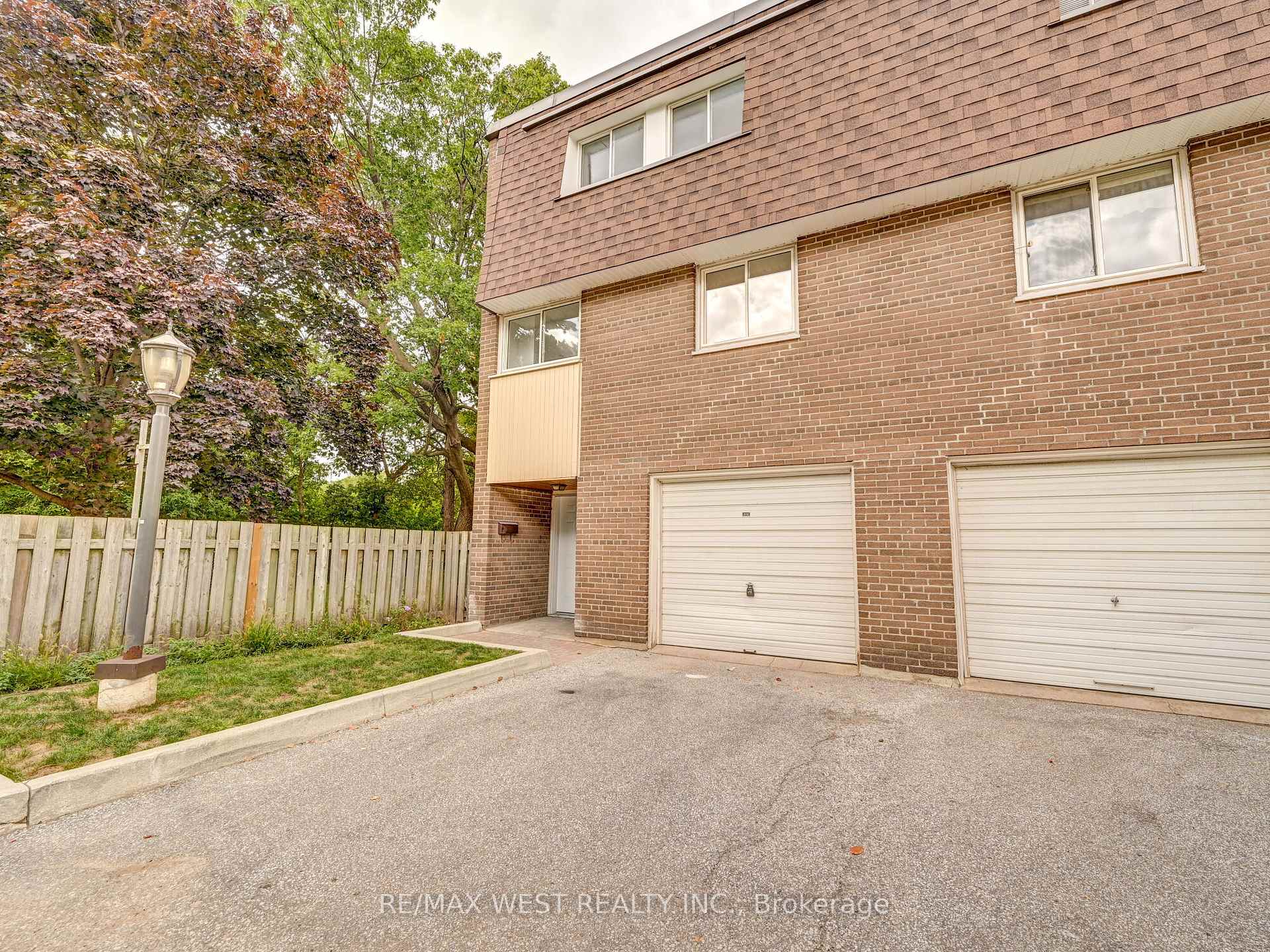 3 Bedrooms Condo at 22 Tandridge, Toronto For sale