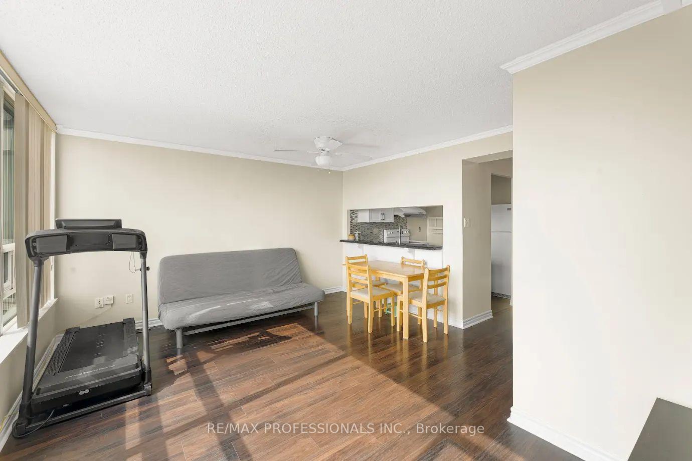 2 Bedrooms Condo at 50 Kingsbridge Garden, Mississauga For sale