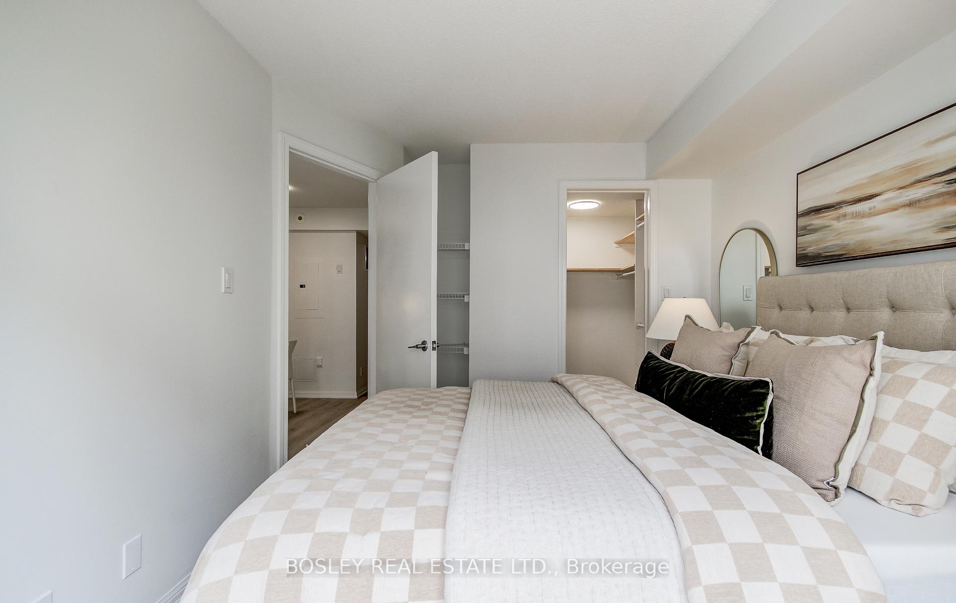 2 Bedrooms Condo at 18 Laidlaw, Toronto For sale