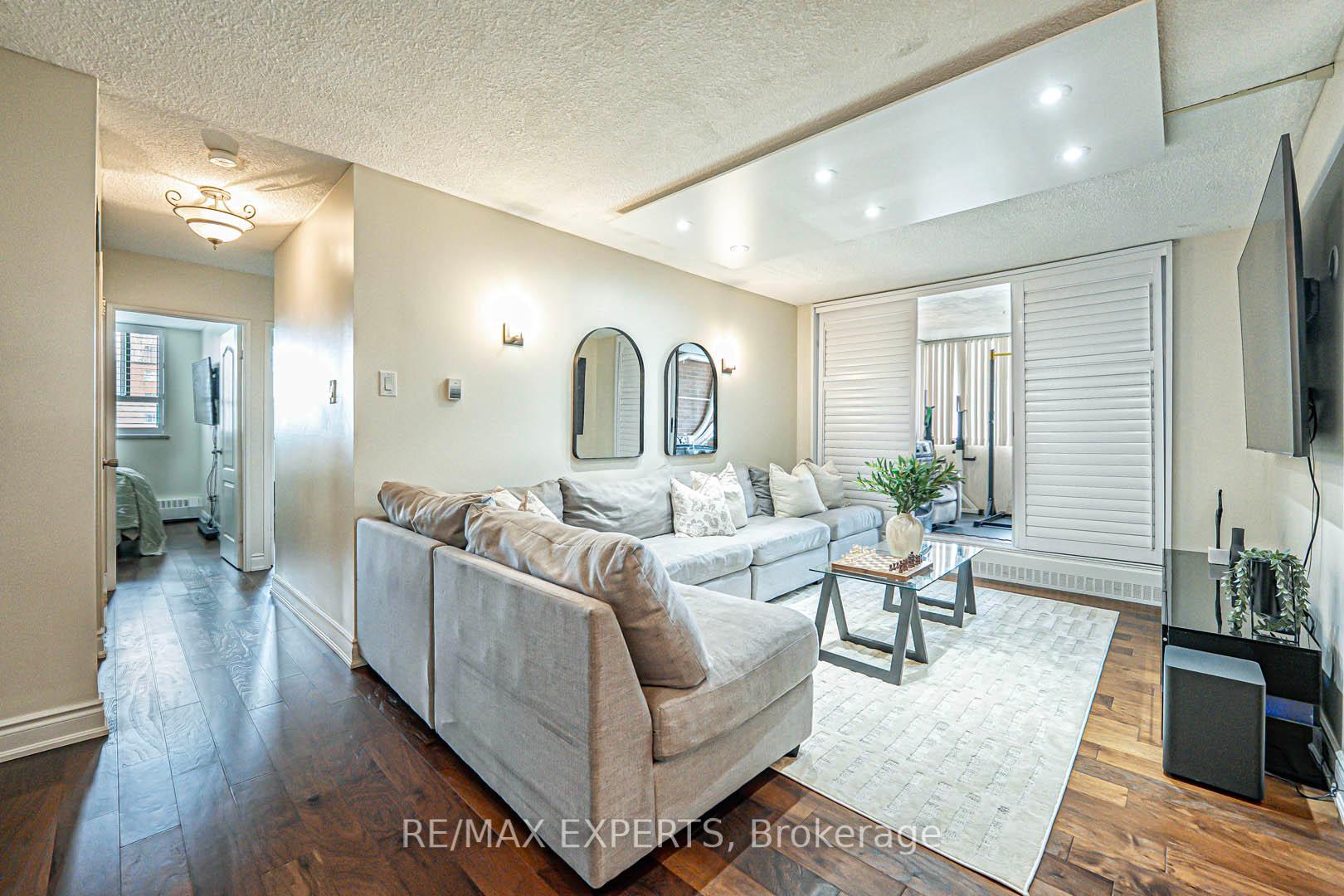 3 Bedrooms Condo at 1625 Bloor, Mississauga For sale