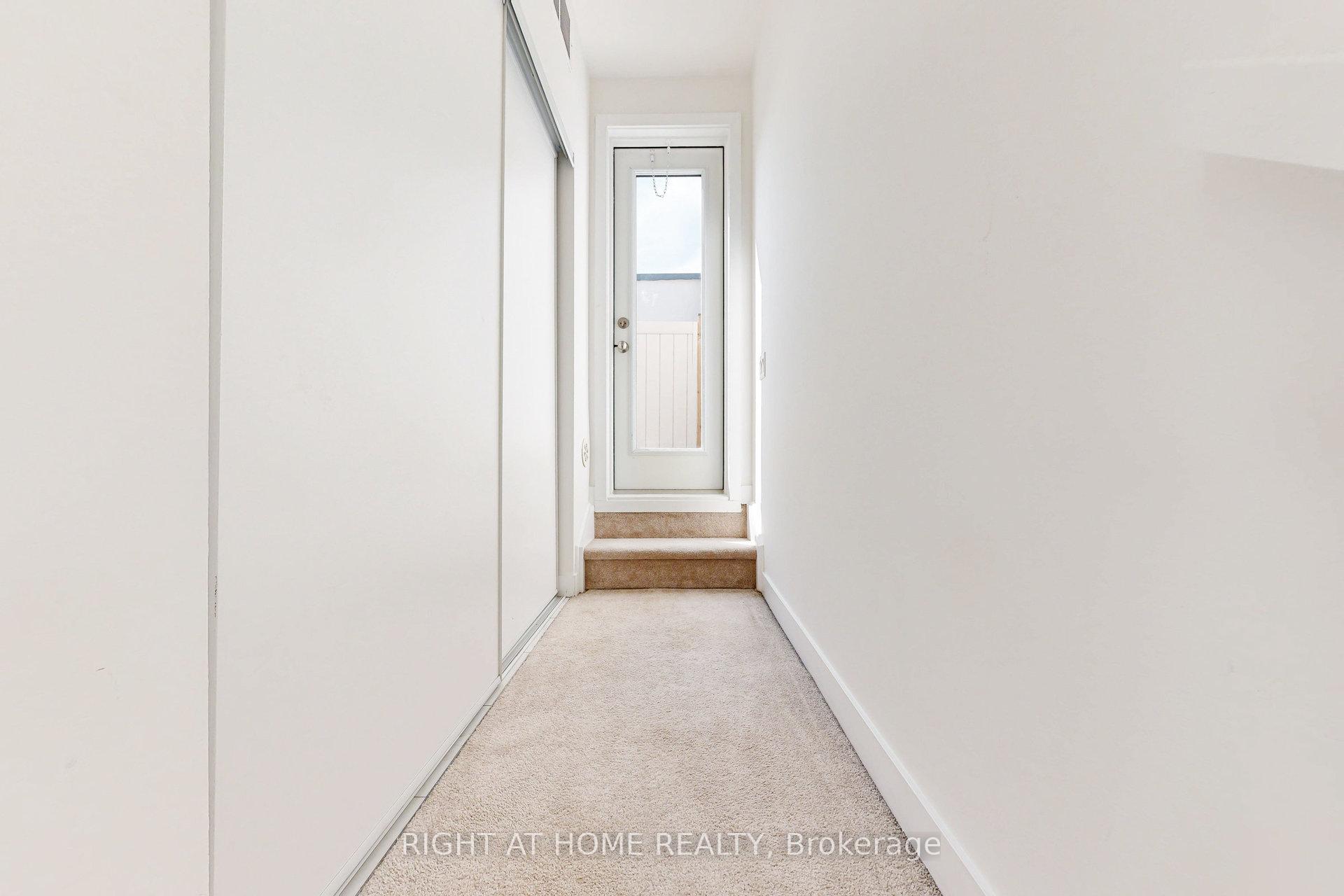 2 Bedrooms Condo at 3058 Sixth, Oakville For sale