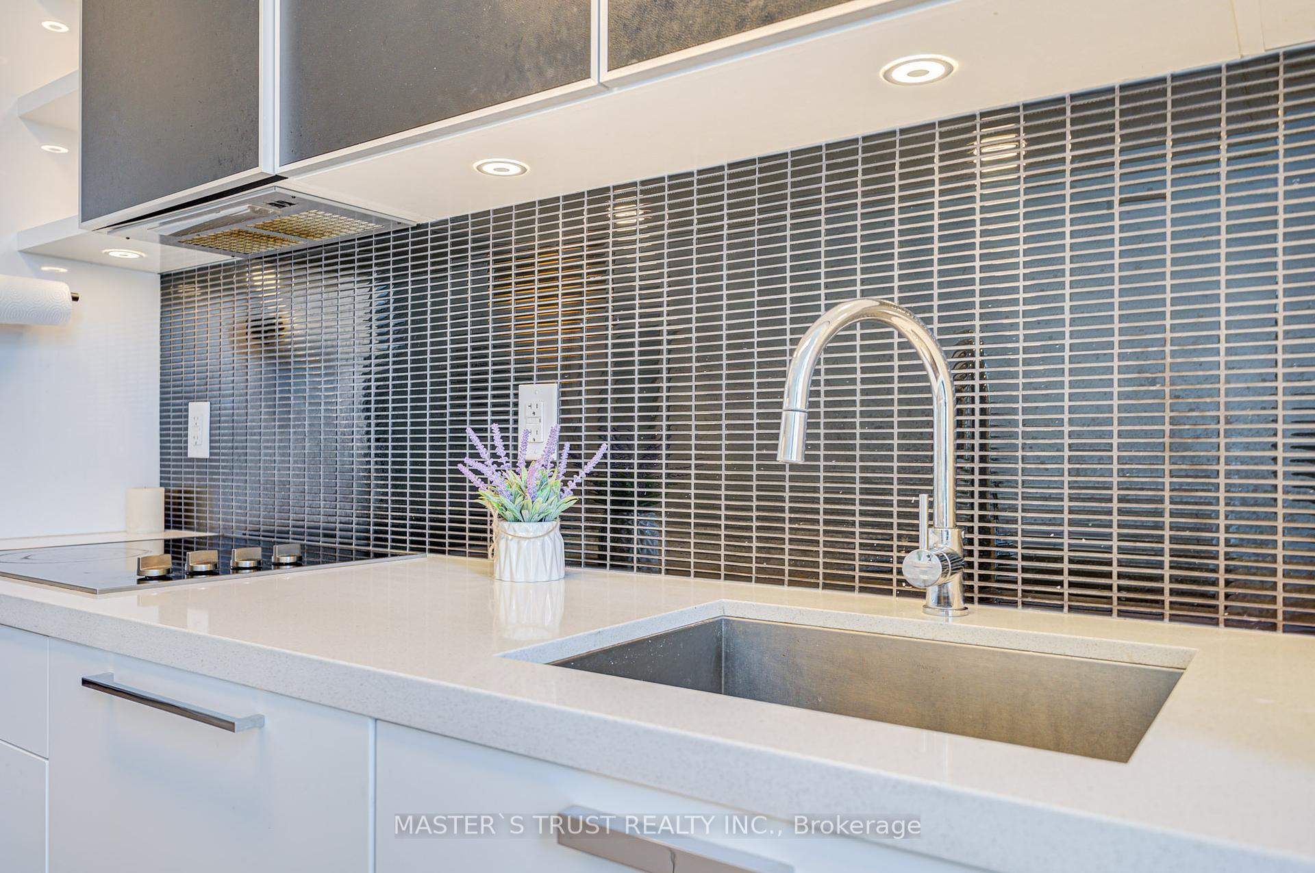 2 Bedrooms Condo at 32 Davenport, Toronto For sale