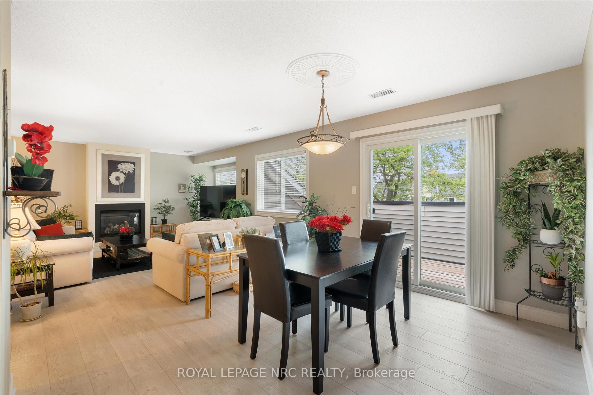 2 Bedrooms Condo at 2530 Northhampton, Burlington For sale