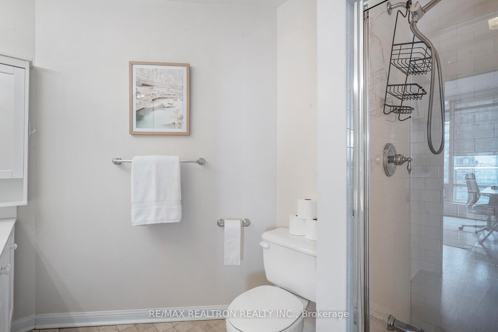 2 Bedrooms Condo at 15 Windermere, Toronto For sale