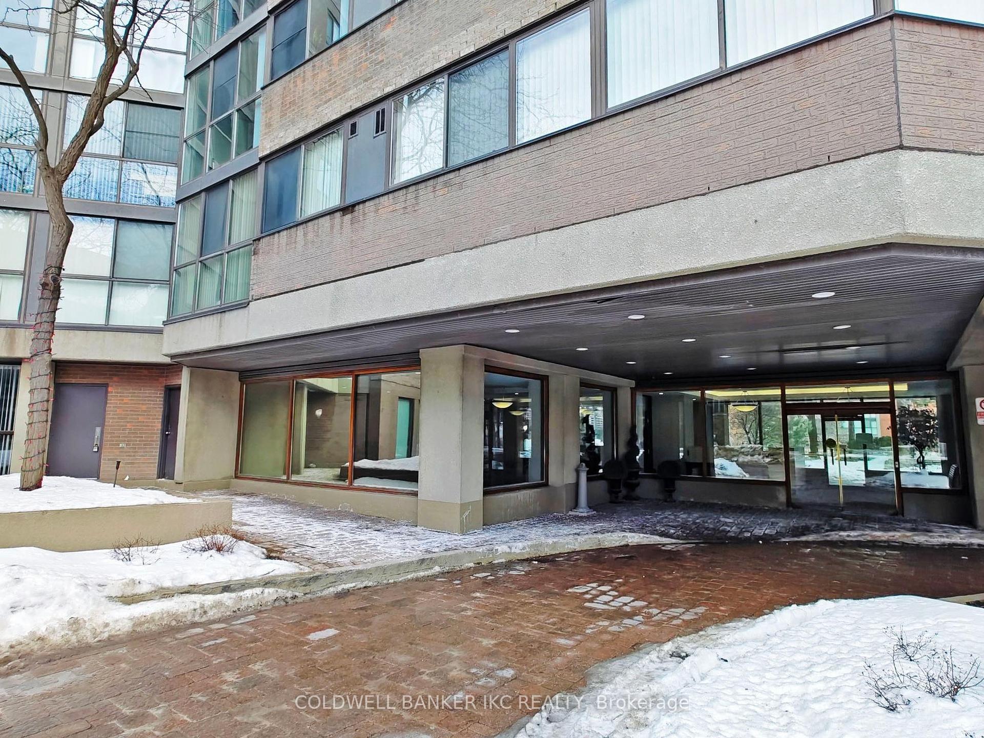 3 Bedrooms Condo at 4235 Sherwoodtowne, Mississauga For sale