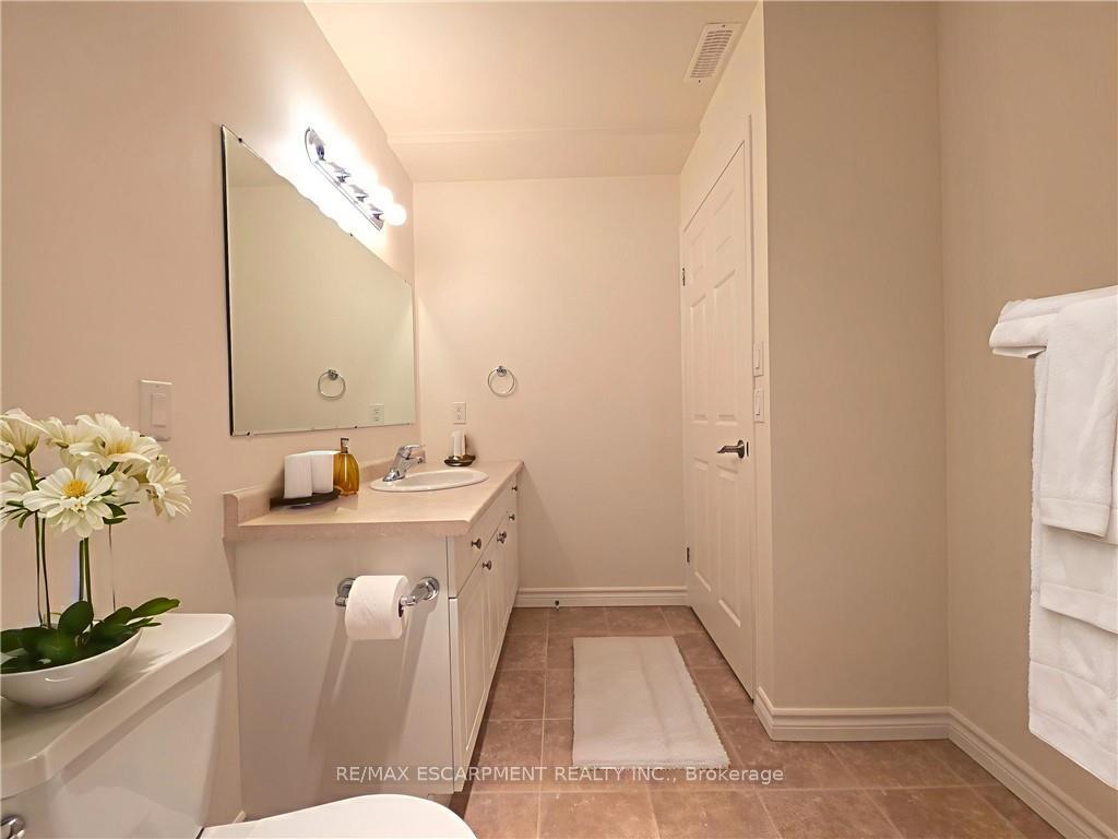2 Bedrooms Condo at 1 Szollosy, Hamilton For sale