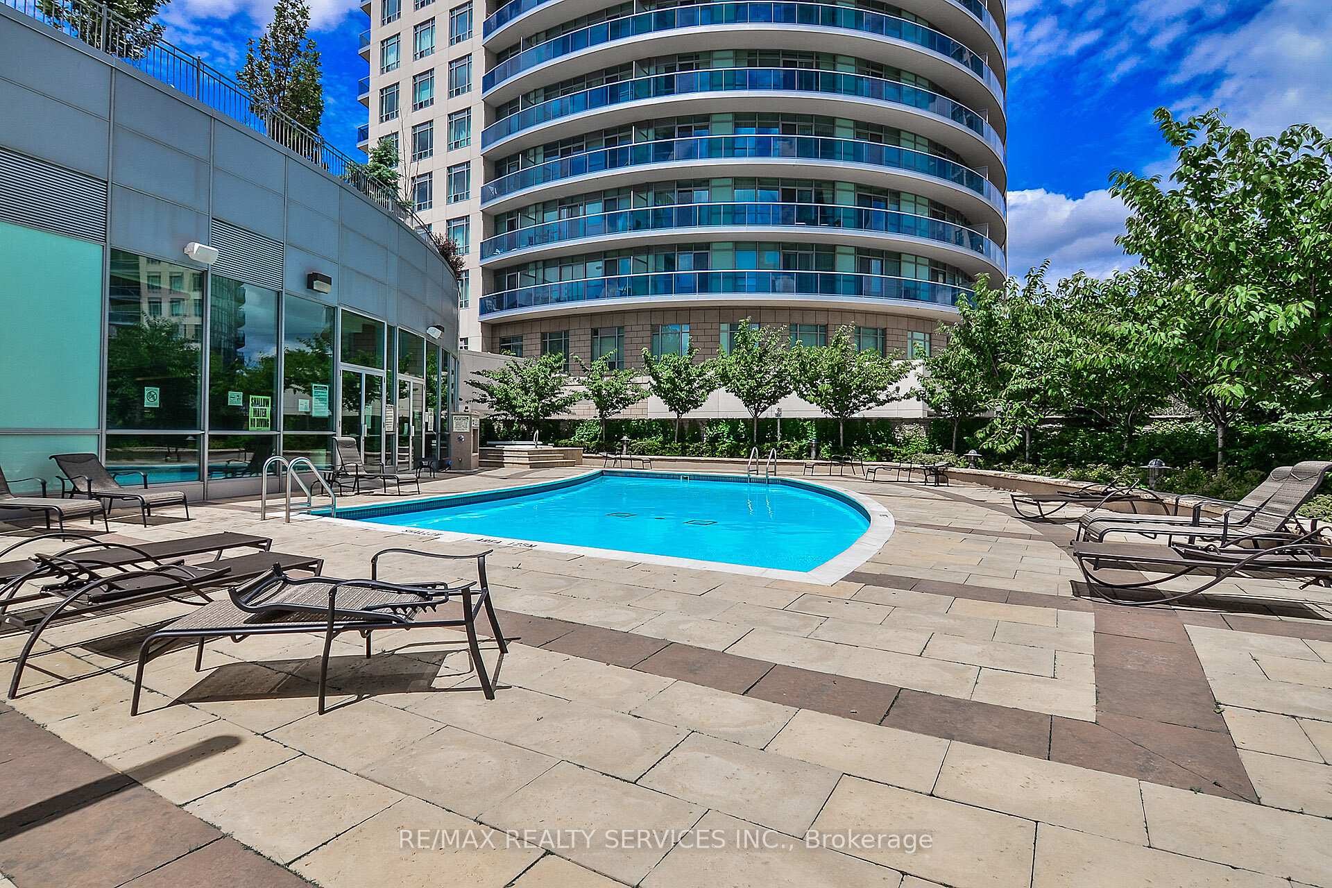 2 Bedrooms Condo at 80 Absolute,  Mississauga For sale