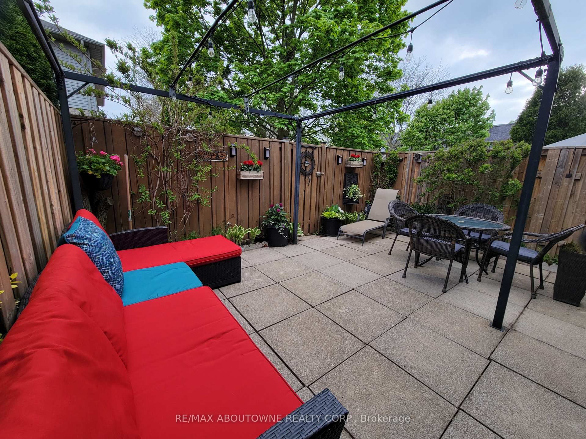 3 Bedrooms Condo at 1 Royalwood, Hamilton For sale
