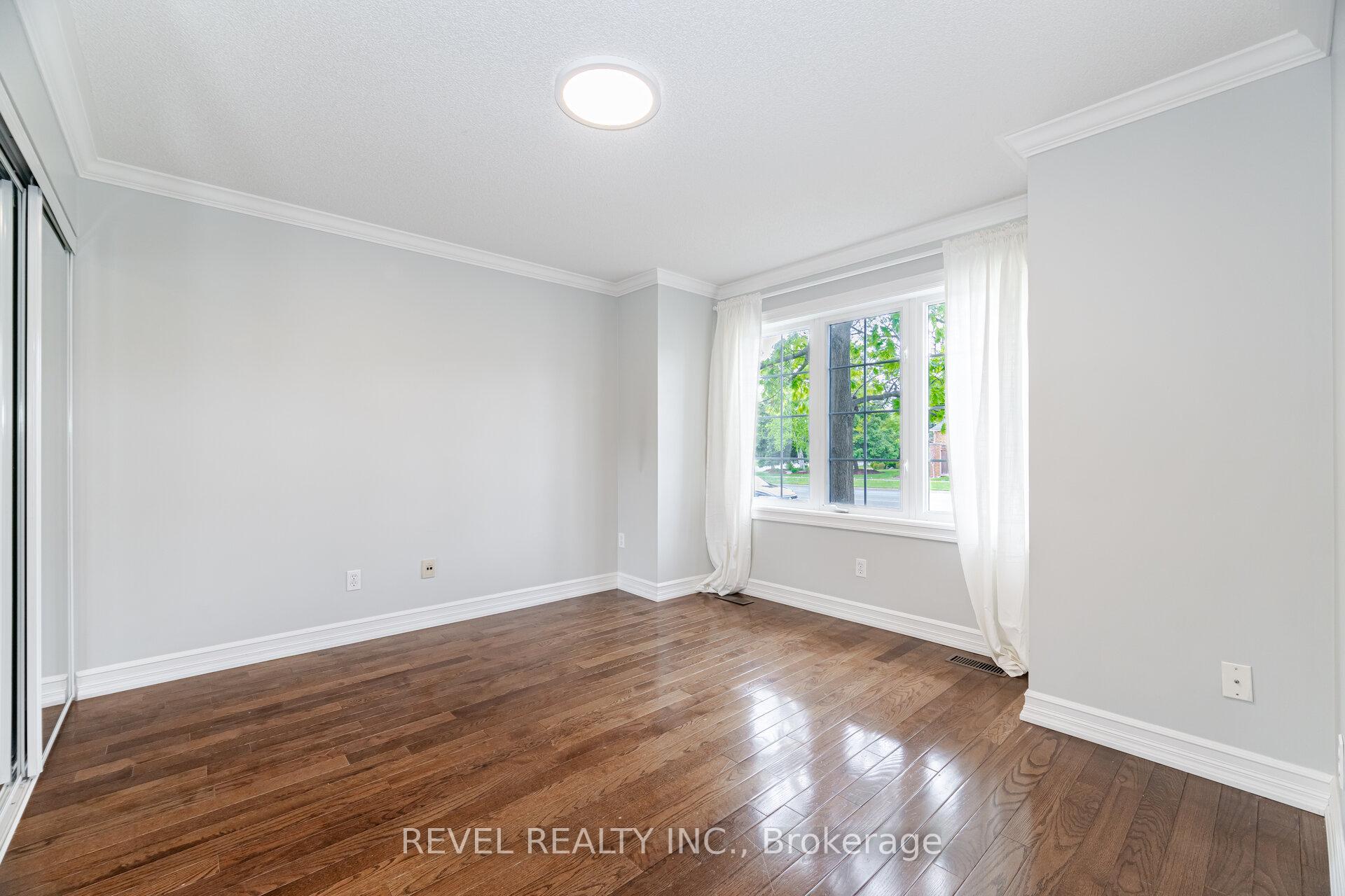 2 Bedrooms Condo at 1489 Heritage, Oakville For sale