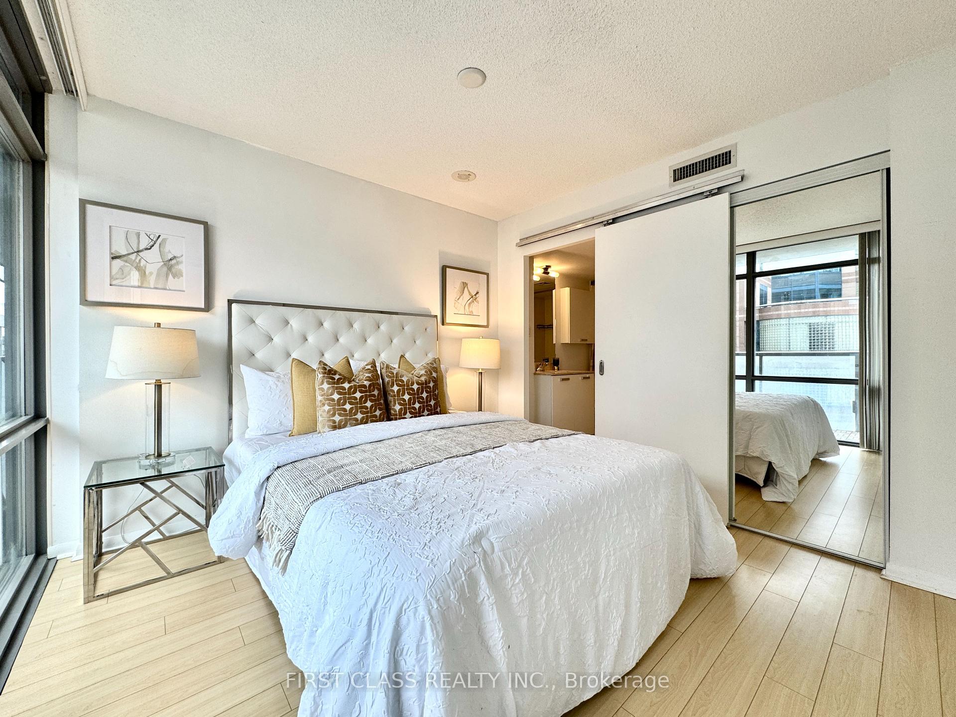 3 Bedrooms Condo at 38 Grenville, Toronto For sale