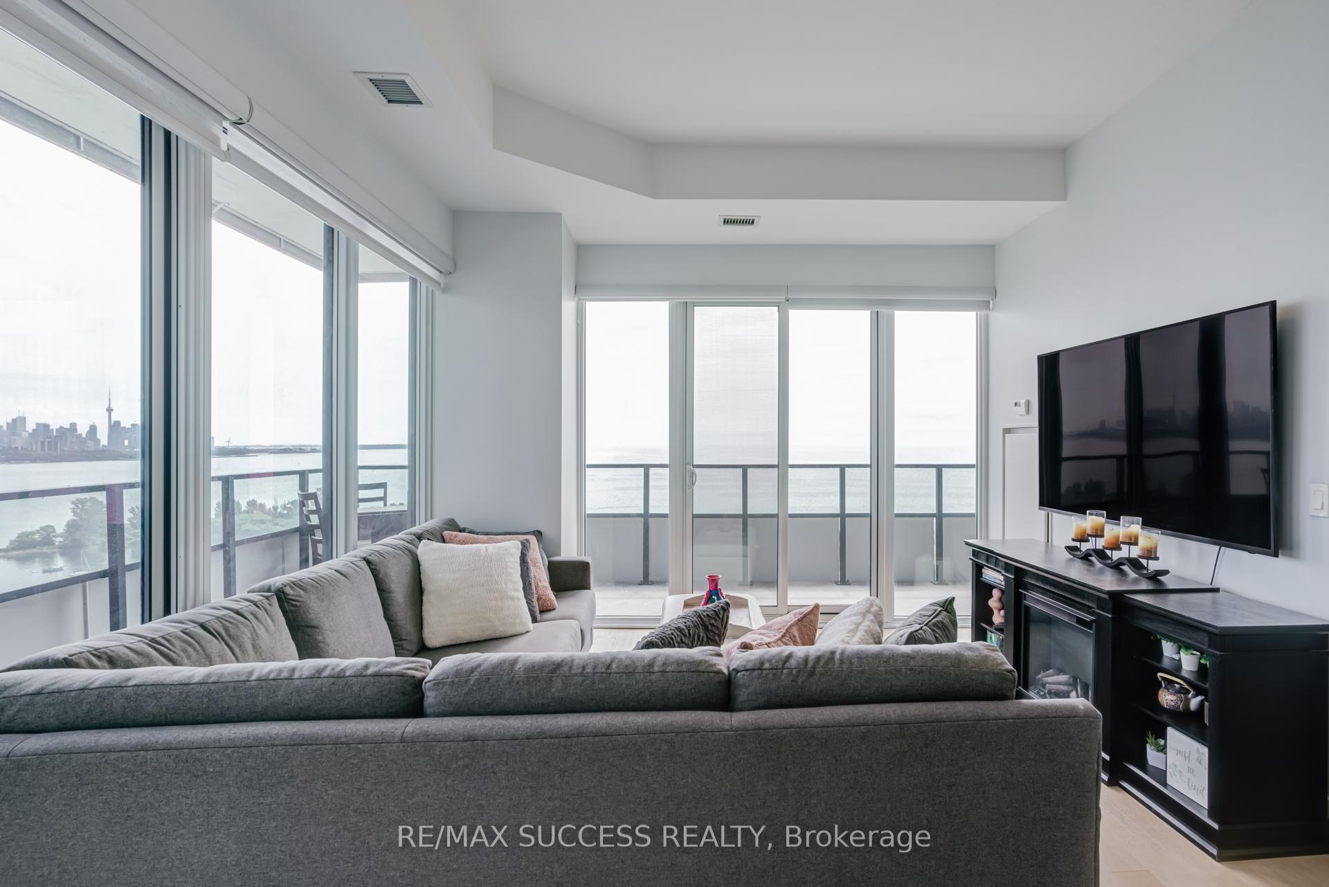 3 Bedrooms Condo at 20 Shore breeze, Toronto For sale