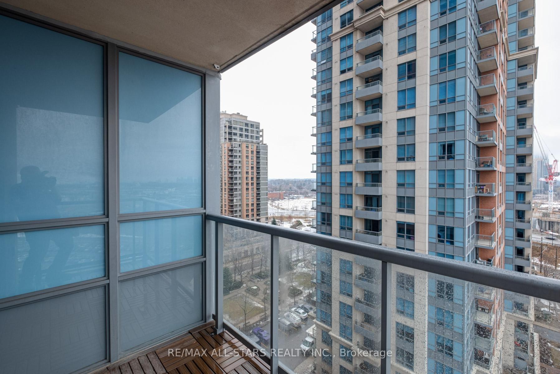 2 Bedrooms Condo at 35 Viking, Toronto For sale