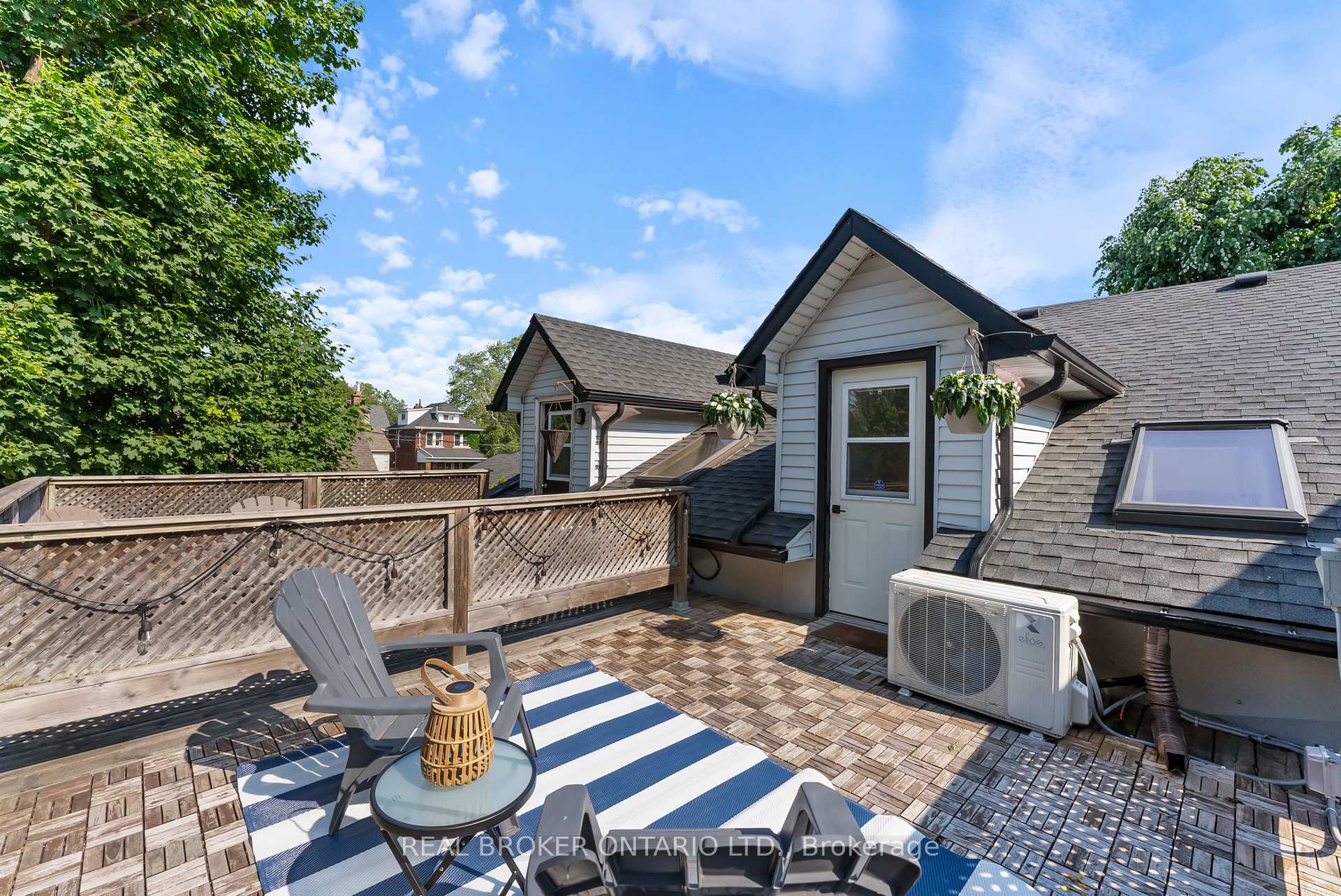 2 Bedrooms Condo at 23 Macaulay, Hamilton For sale