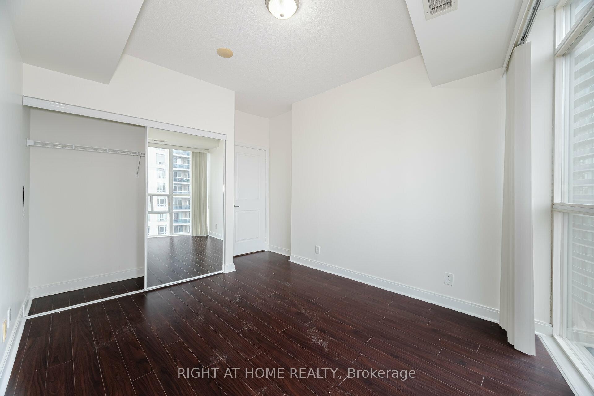 2 Bedrooms Condo at 70 Absolute, Mississauga For sale
