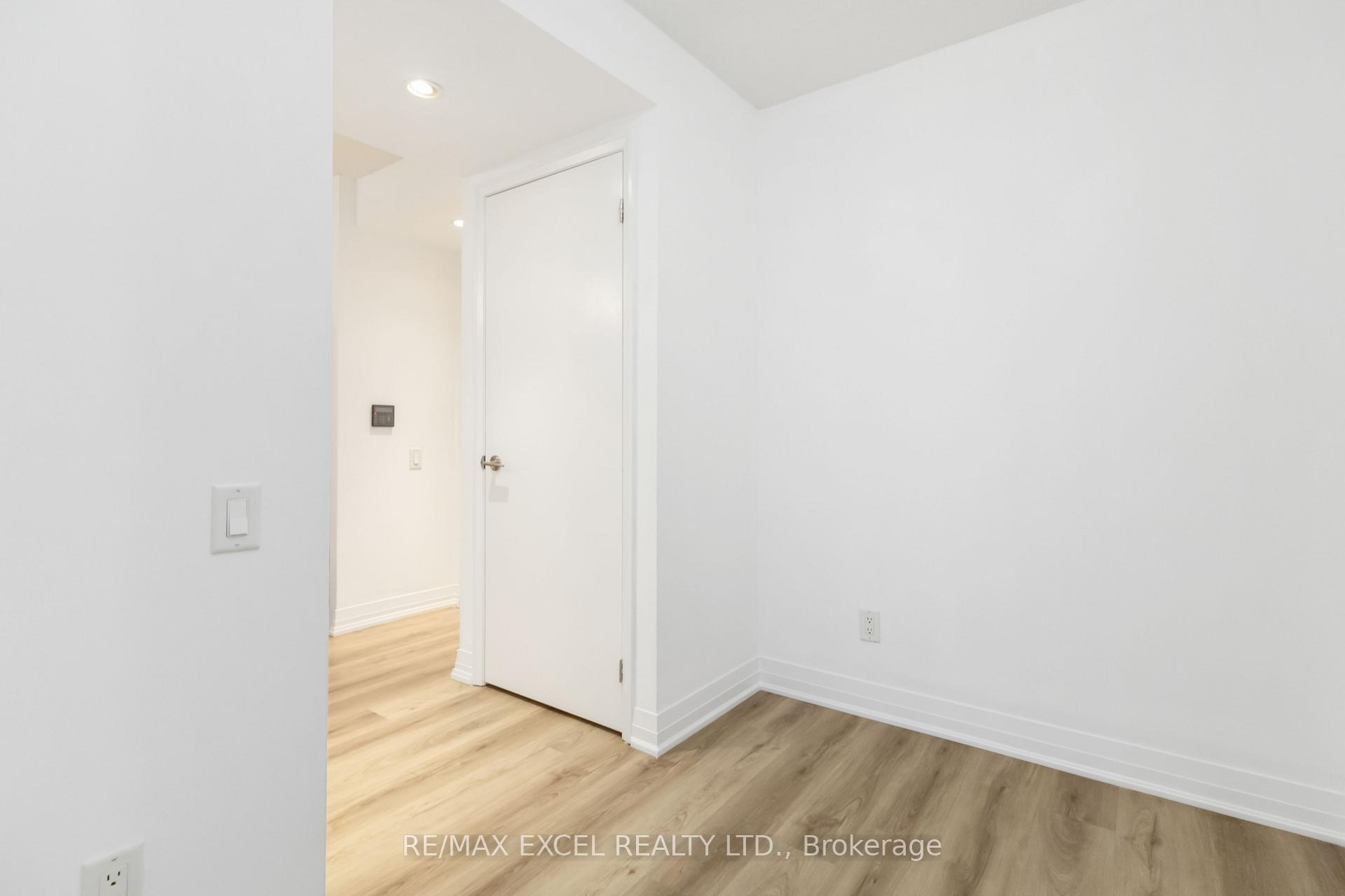 2 Bedrooms Condo at 21 Carlton, Toronto For sale