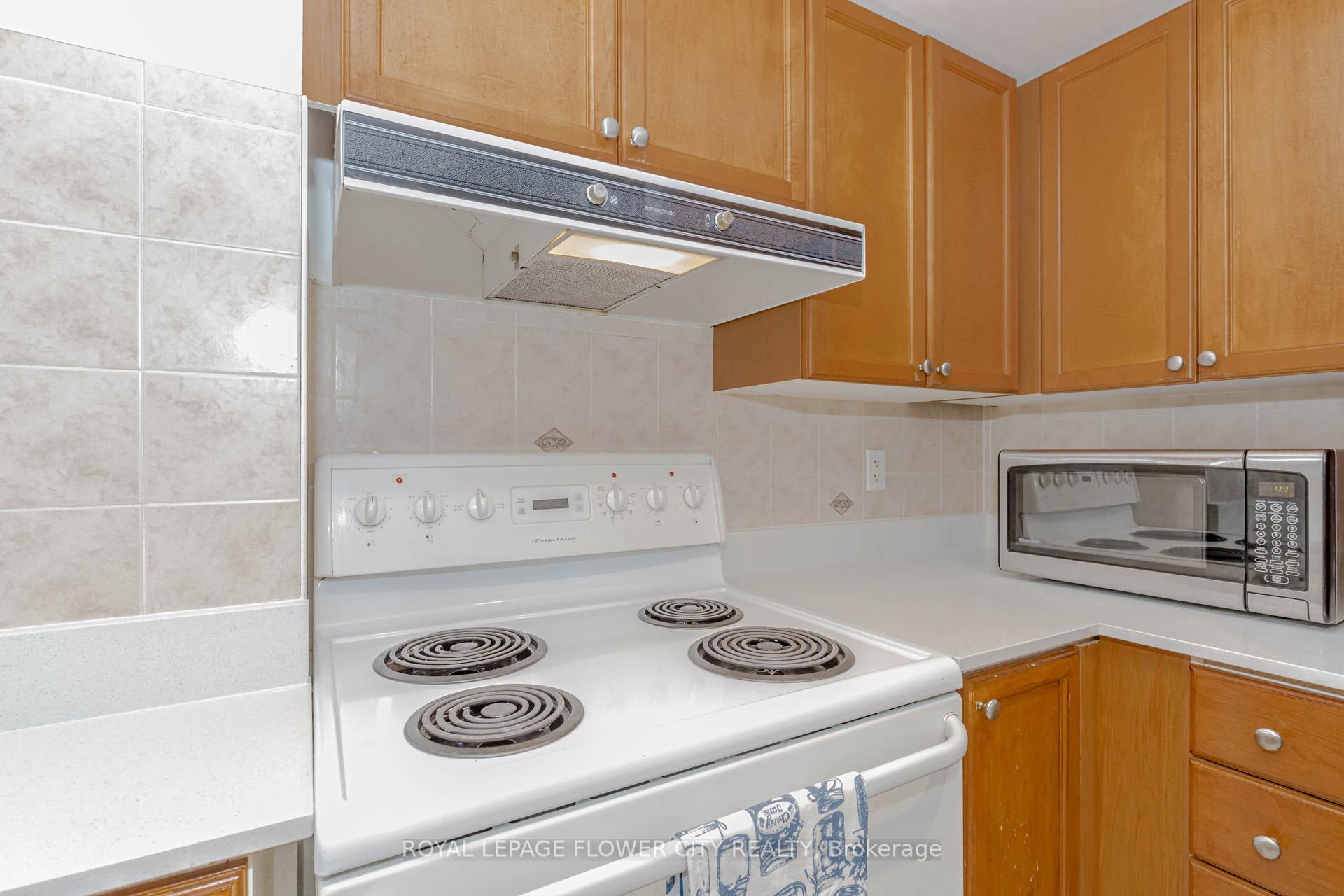 2 Bedrooms Condo at 1 Elm,  Mississauga For sale