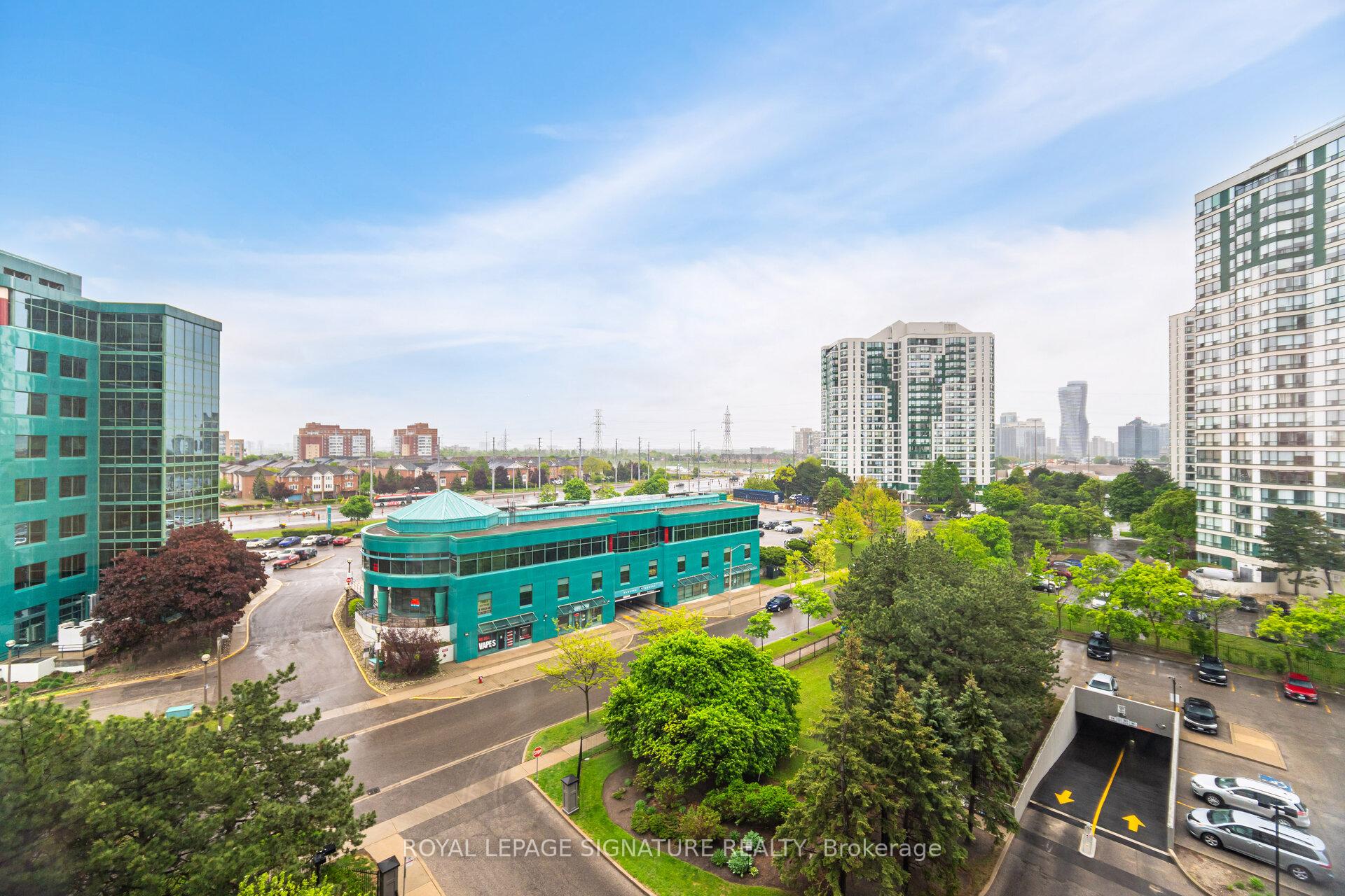 3 Bedrooms Condo at 50 Kingsbridge Garden, Mississauga For sale
