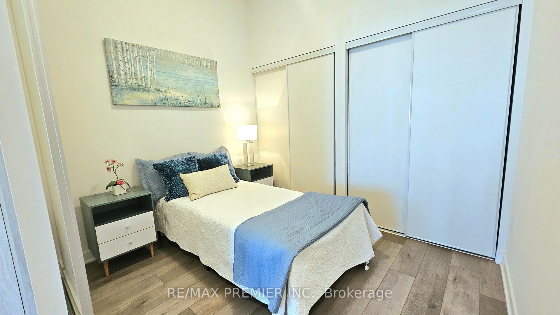2 Bedrooms Condo at 10 Honeycrisp, Vaughan For sale
