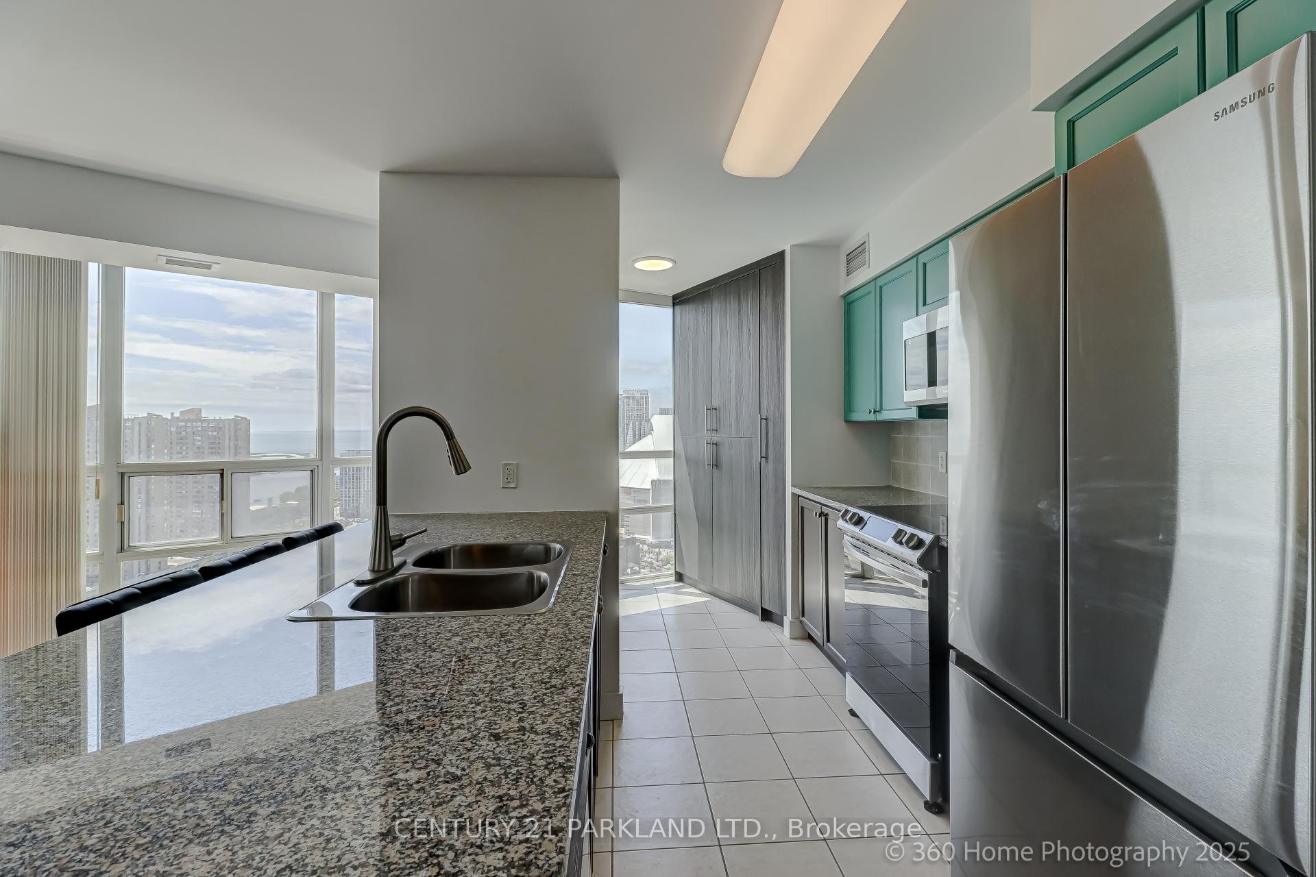2 Bedrooms Condo at 30 Grand Trunk, Toronto For sale