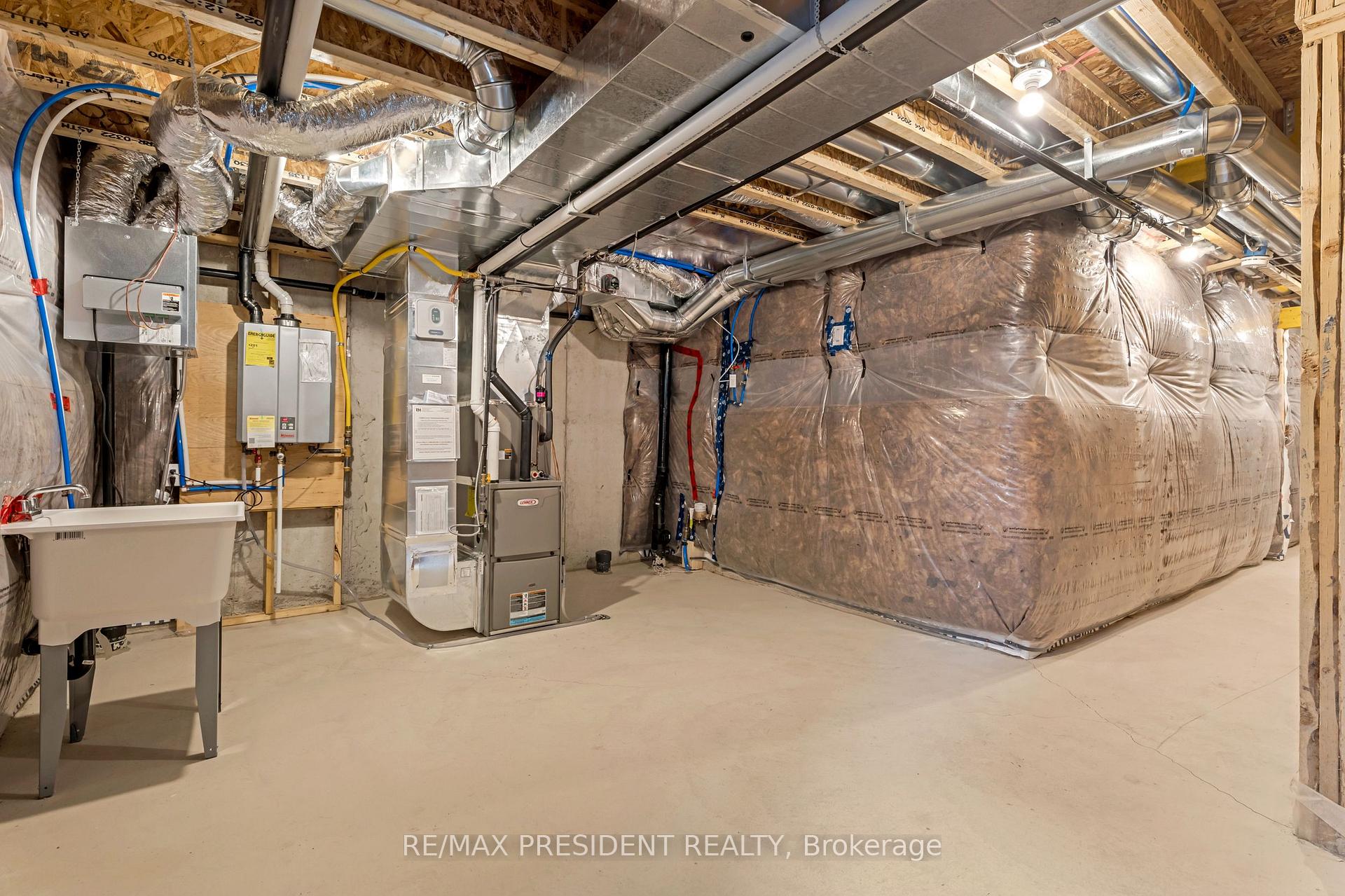 3 Bedrooms Condo at 2273 Turnberry, Burlington For sale