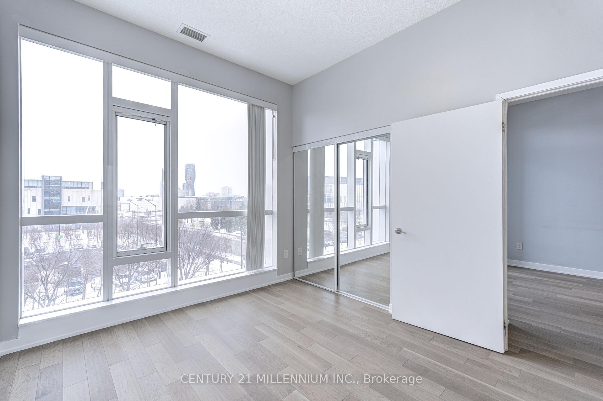 2 Bedrooms Condo at 365 Prince Of Wales, Mississauga For sale