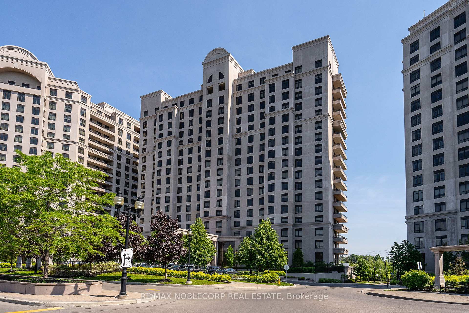 2 Bedrooms Condo at 9245 Jane, Vaughan For sale