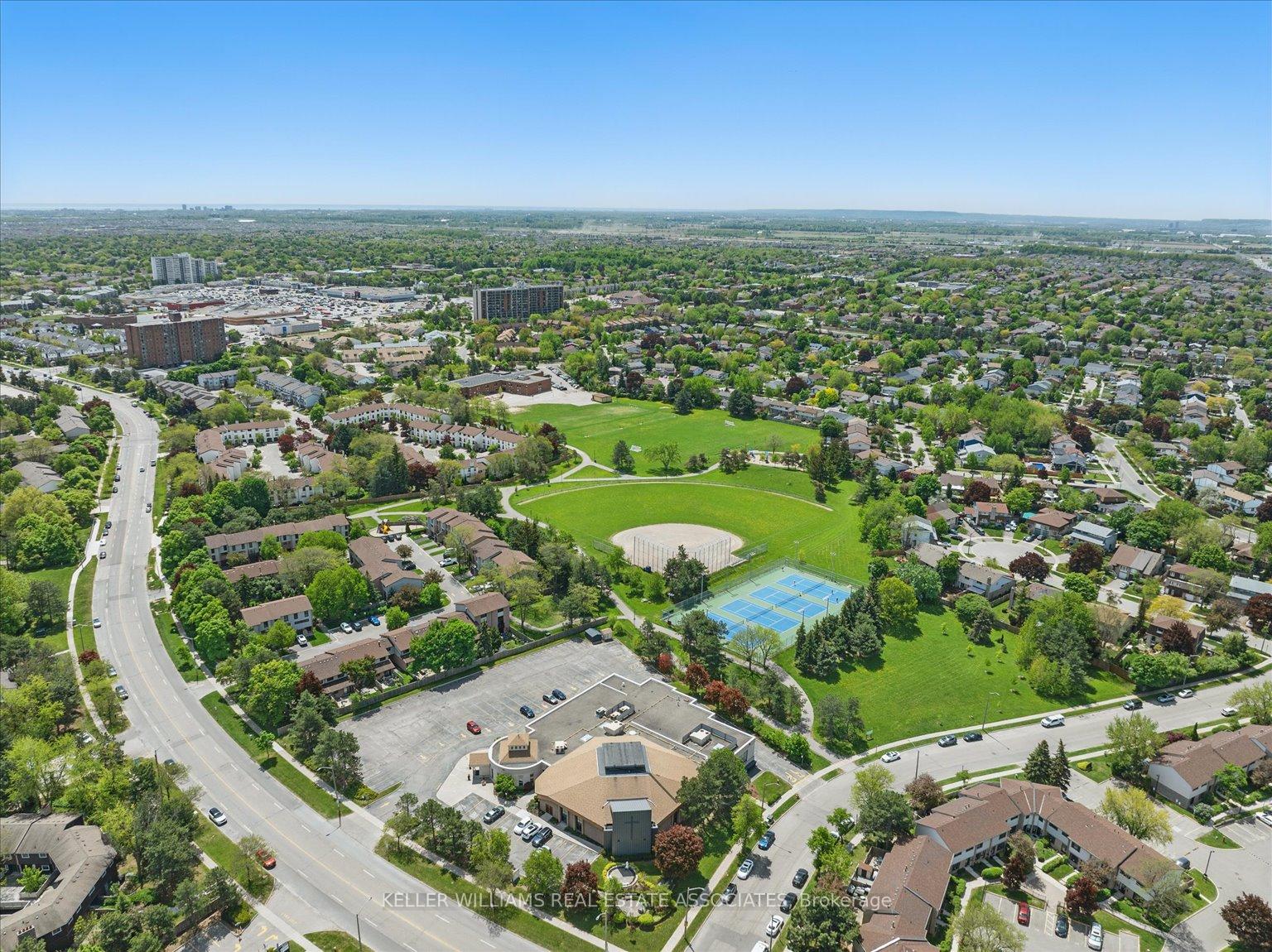 3 Bedrooms Condo at 2701 Aquitaine, Mississauga For sale