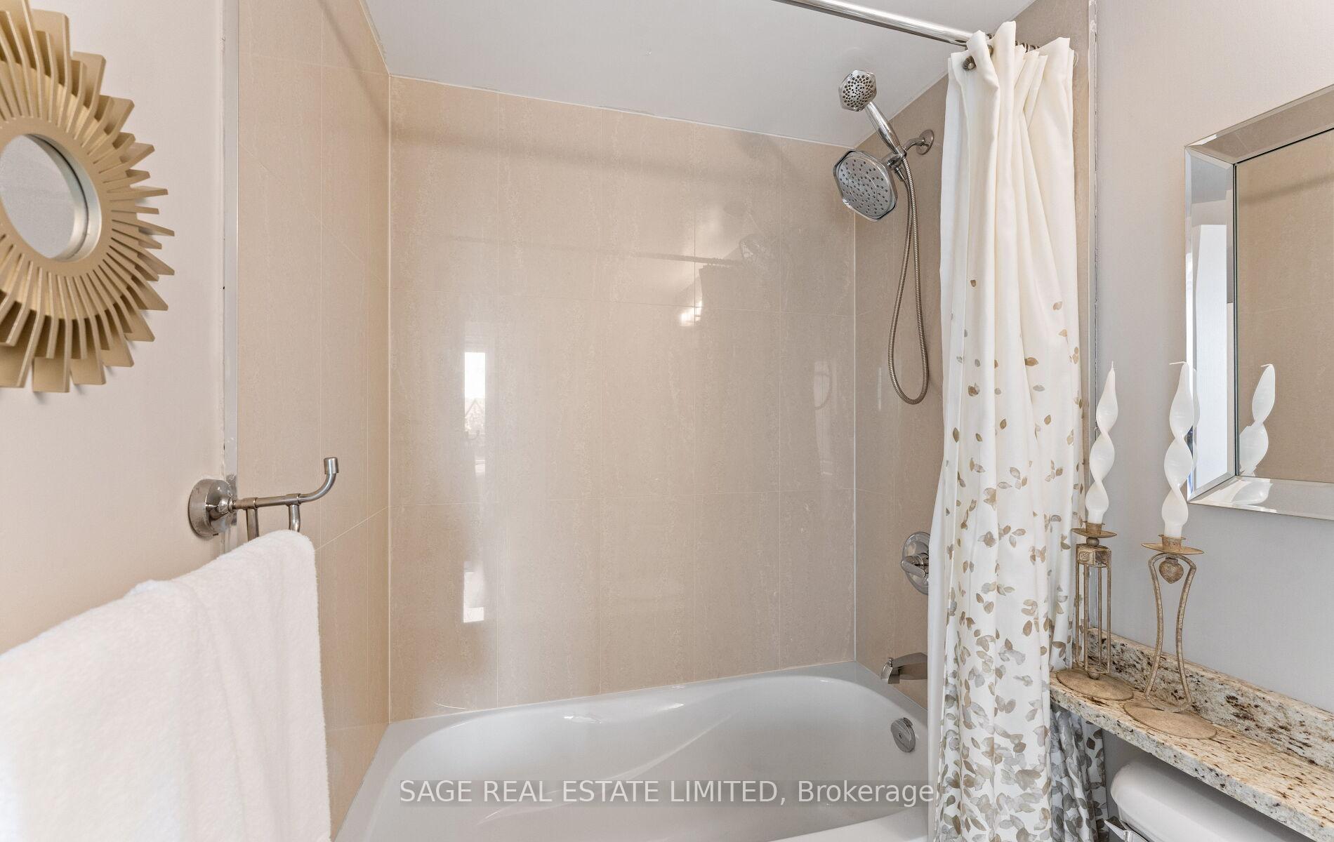 2 Bedrooms Condo at 88 Promenade, Vaughan For sale