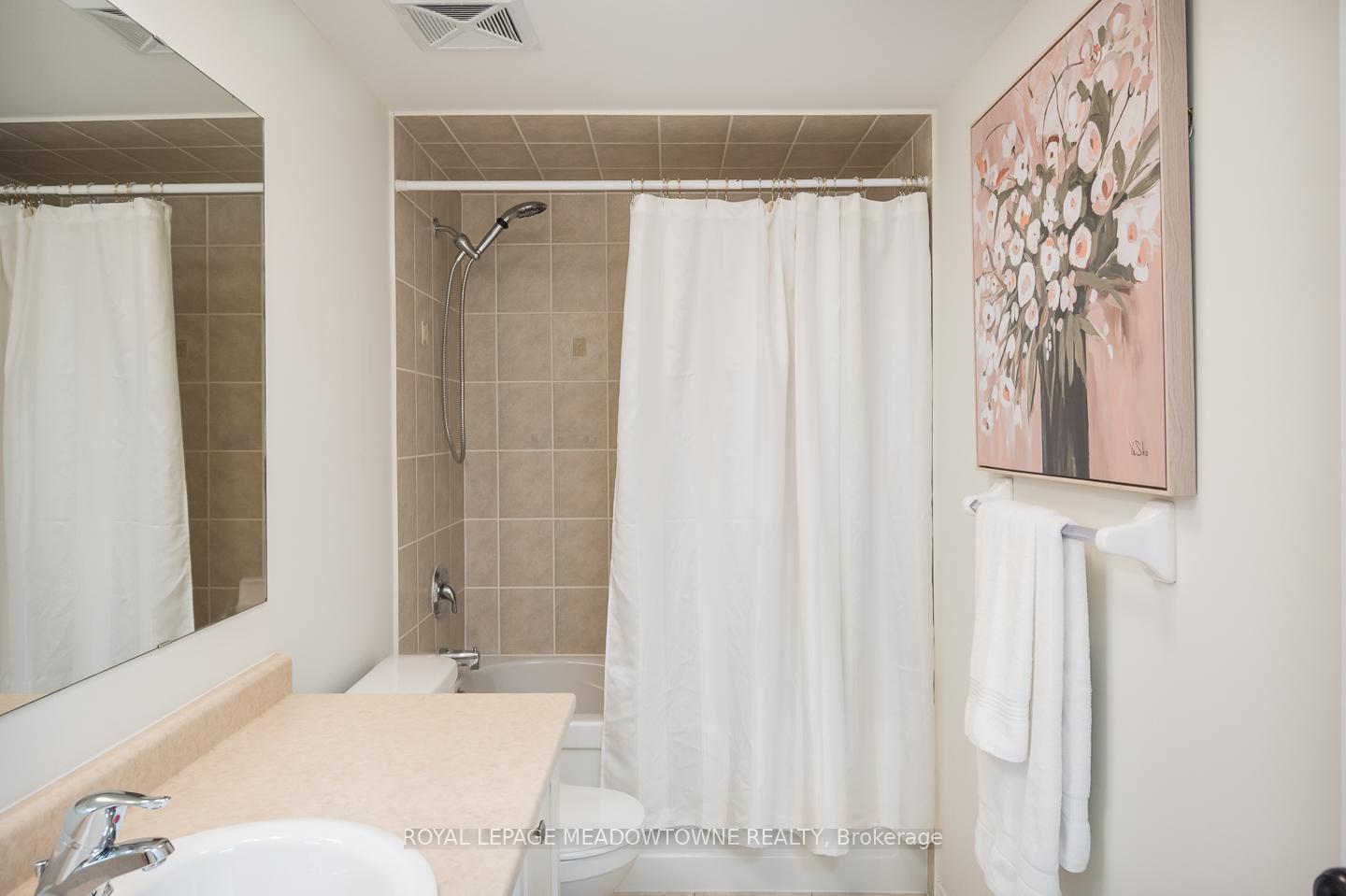 4 Bedrooms Condo at 3355 Thomas, Mississauga For sale