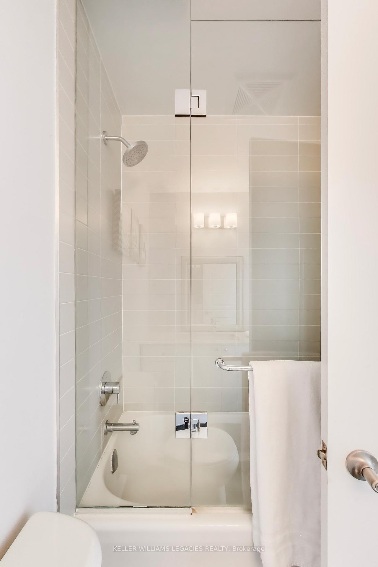 1 Bedroom Condo at 12 Woodstream, Vaughan For sale