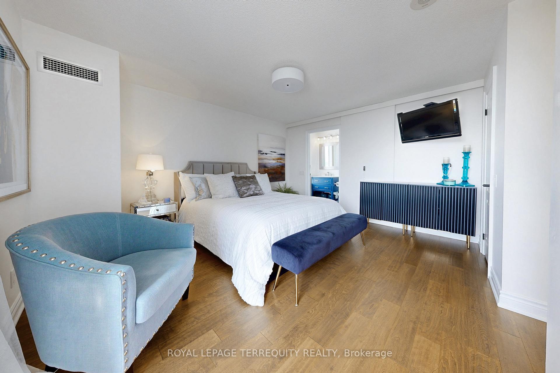 3 Bedrooms Condo at 2 Clairtrell, Toronto For sale