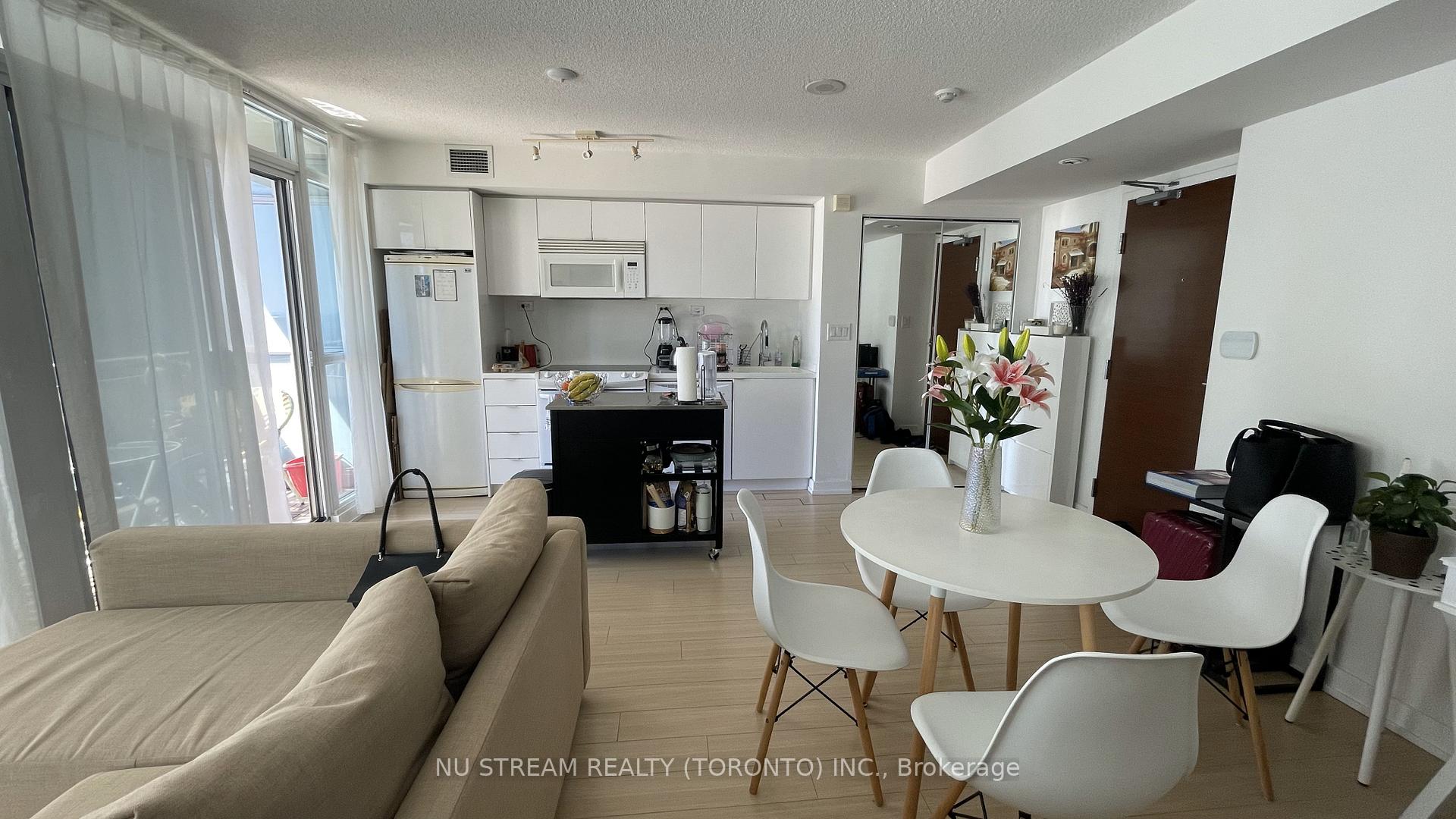 2 Bedrooms Condo at 10 Capreol, Toronto For sale
