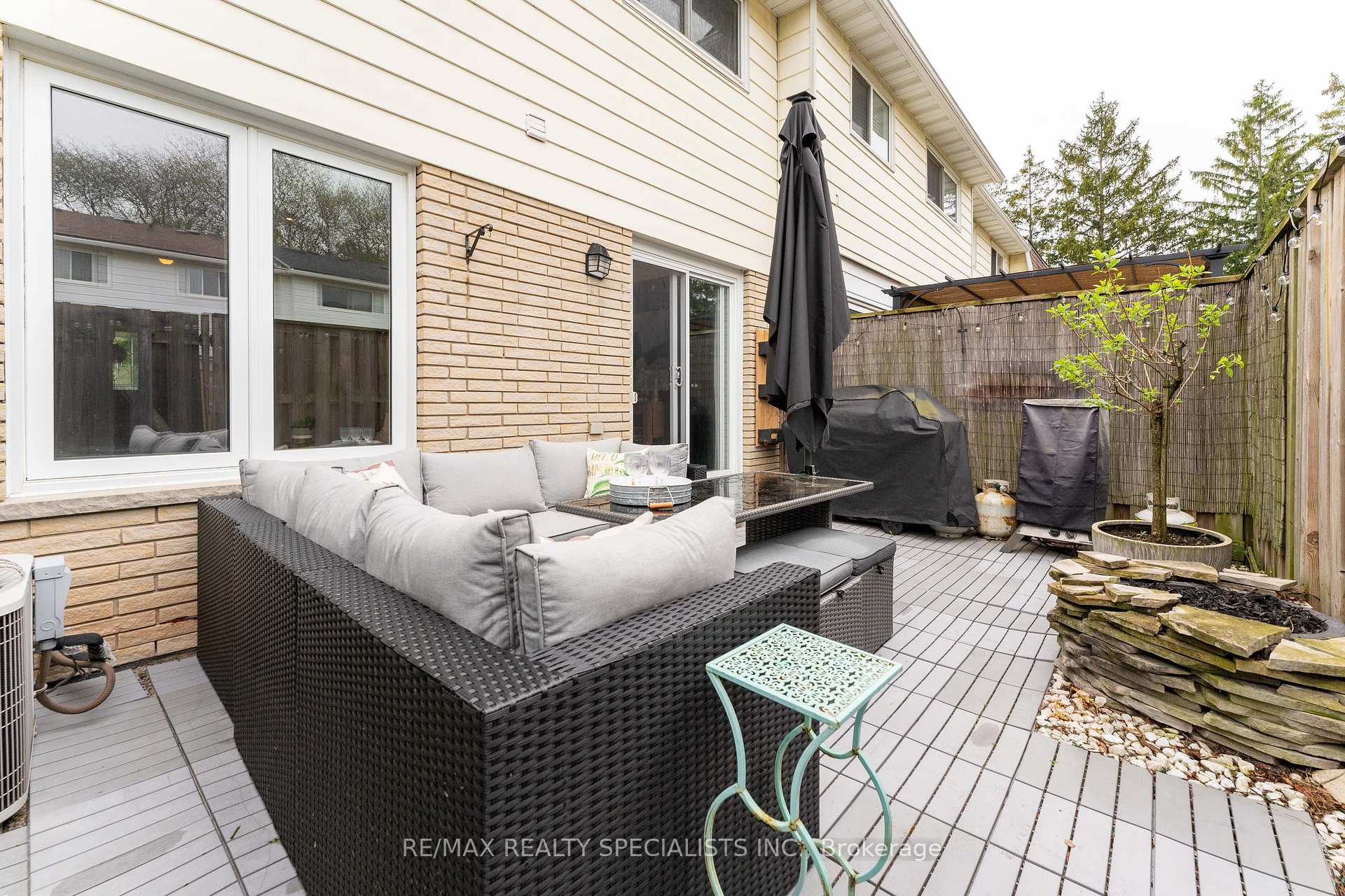 4 Bedrooms Condo at 2230 Upper Middle, Burlington For sale