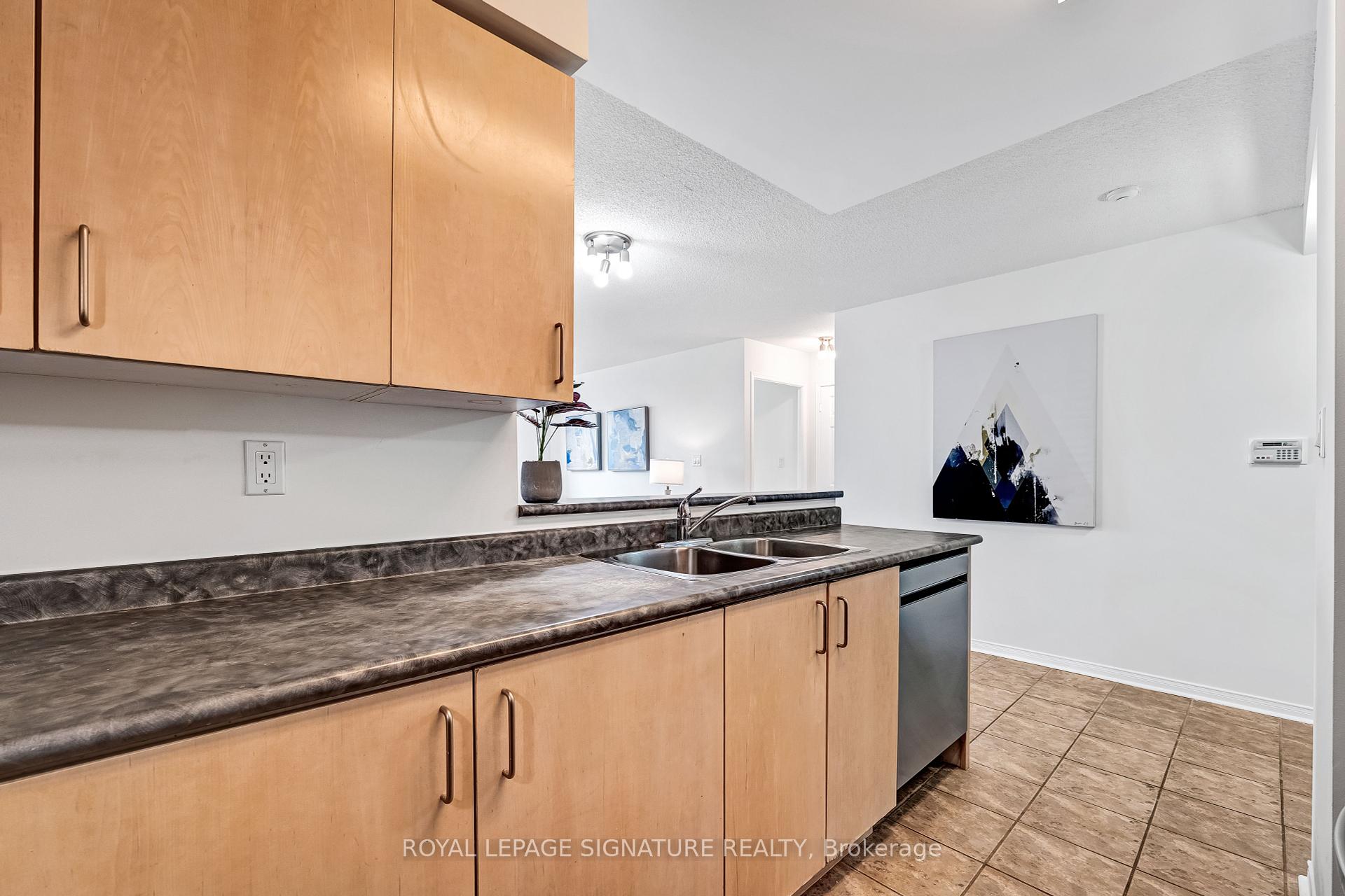 2 Bedrooms Condo at 233 Beecroft, Toronto For sale