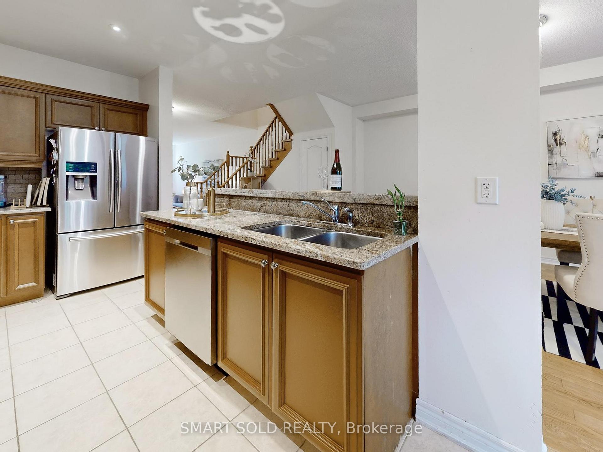 4 Bedrooms Condo at 230 Paisley, Mississauga For sale